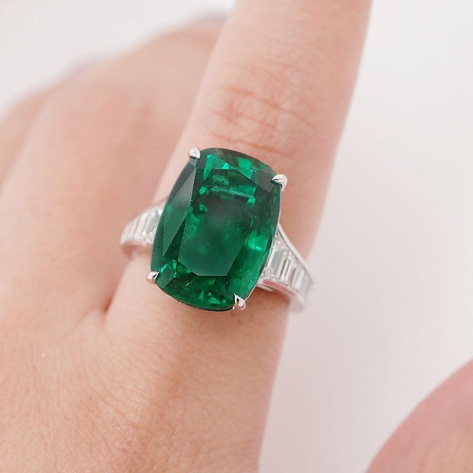 BENJAMIN FINE JEWELRY 12.39 cts  Emerald with Diamond 18K Ring In New Condition For Sale In New York, NY