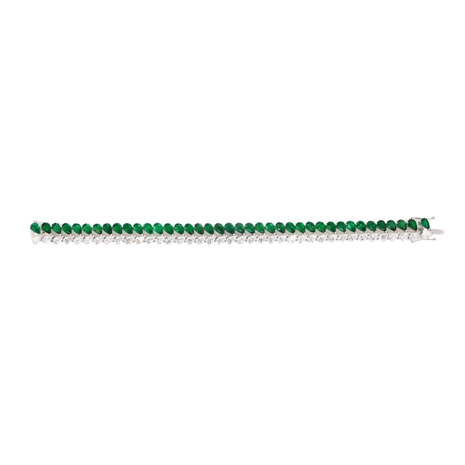 Modern BENJAMIN FINE JEWELRY 13.17 / 9.35 cts Minor Oil Colombian Emerald 18K Bracelet For Sale
