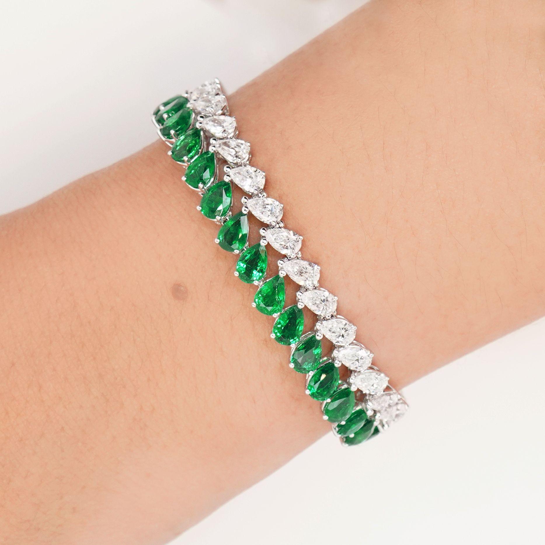Pear Cut BENJAMIN FINE JEWELRY 13.17 / 9.35 cts Minor Oil Colombian Emerald 18K Bracelet For Sale