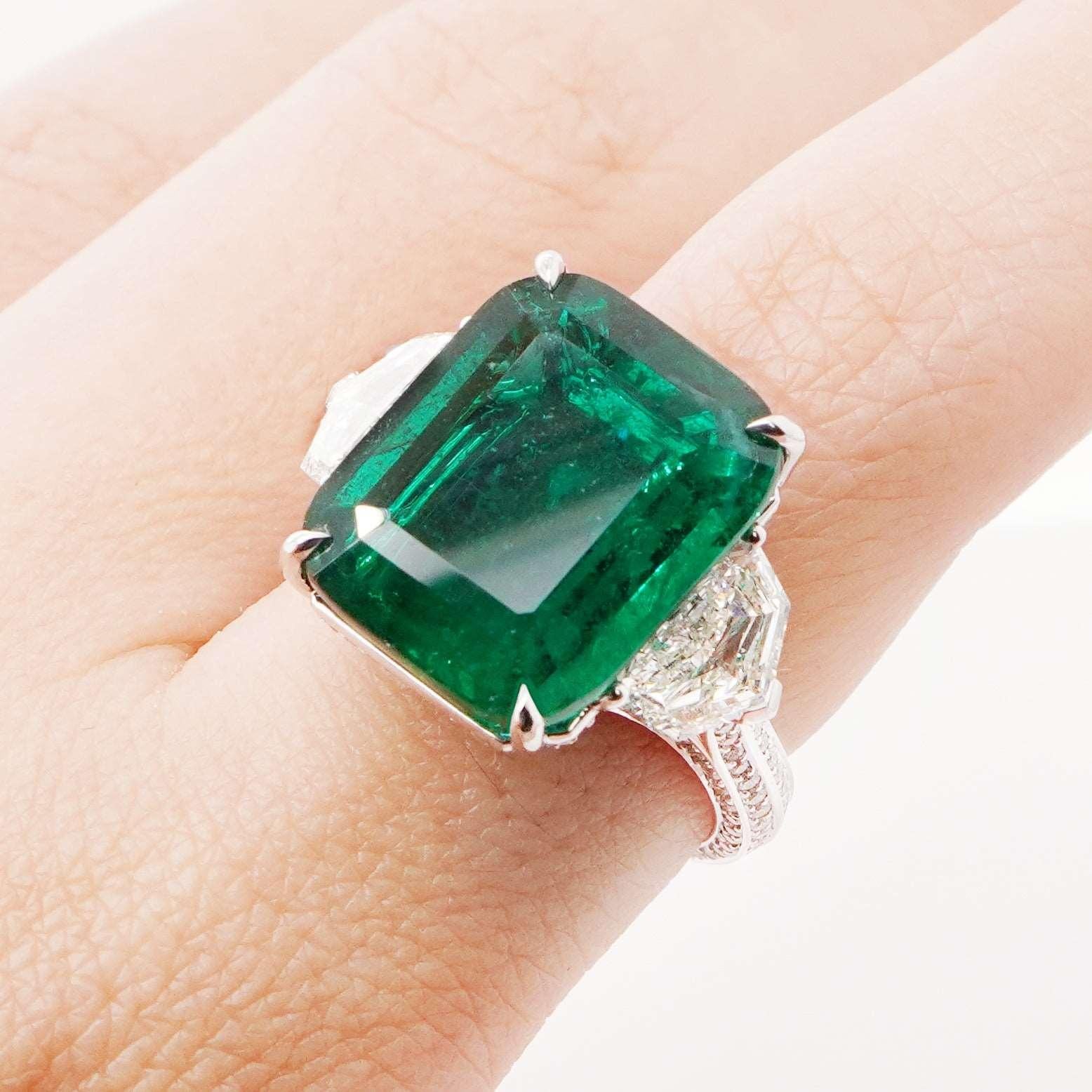 Modern BENJAMIN FINE JEWELRY 14.07 cts  Emerald with Diamond 18K Ring For Sale