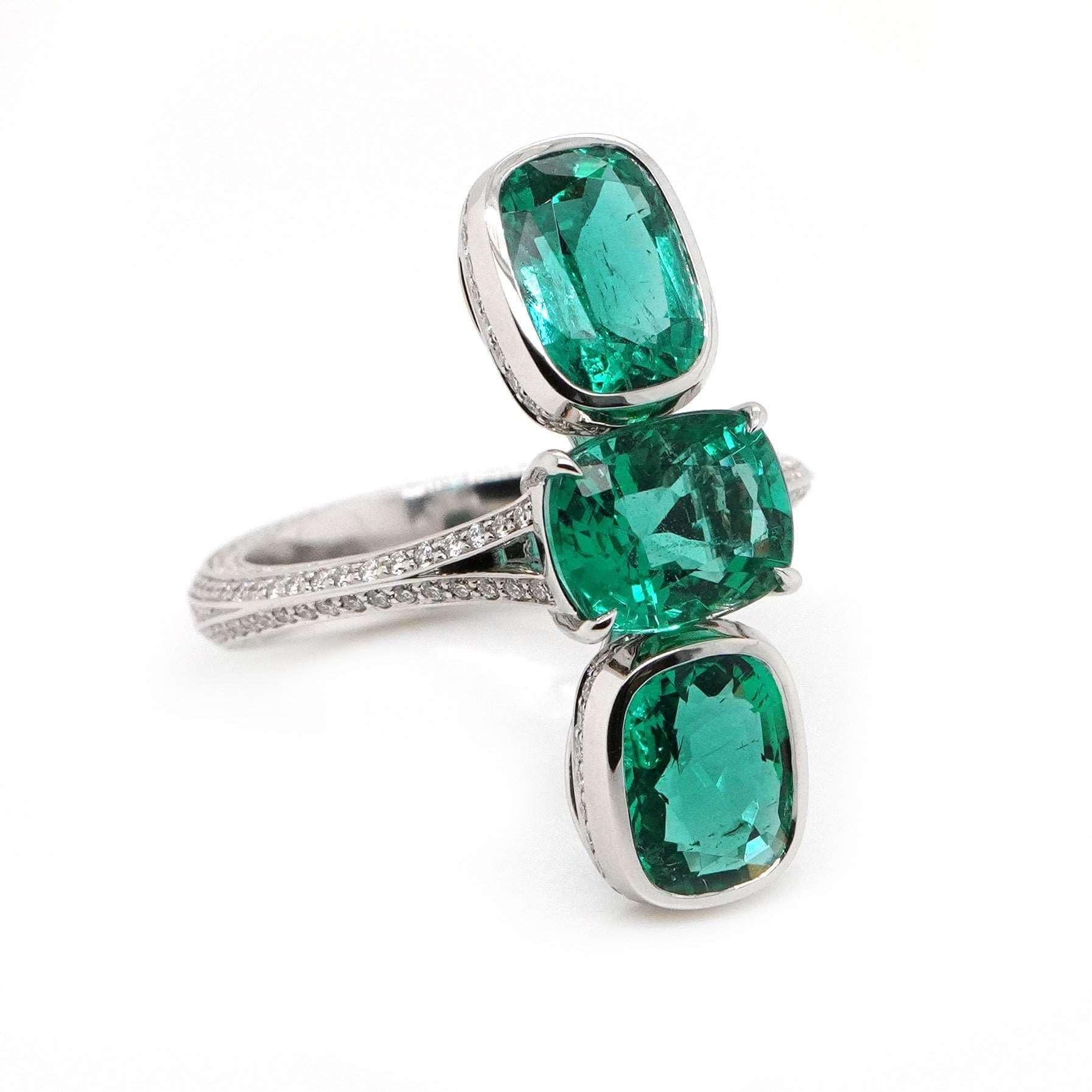 Modern BENJAMIN FINE JEWELRY 1.41 cts Trio Cushion Emerald 18K Ring For Sale