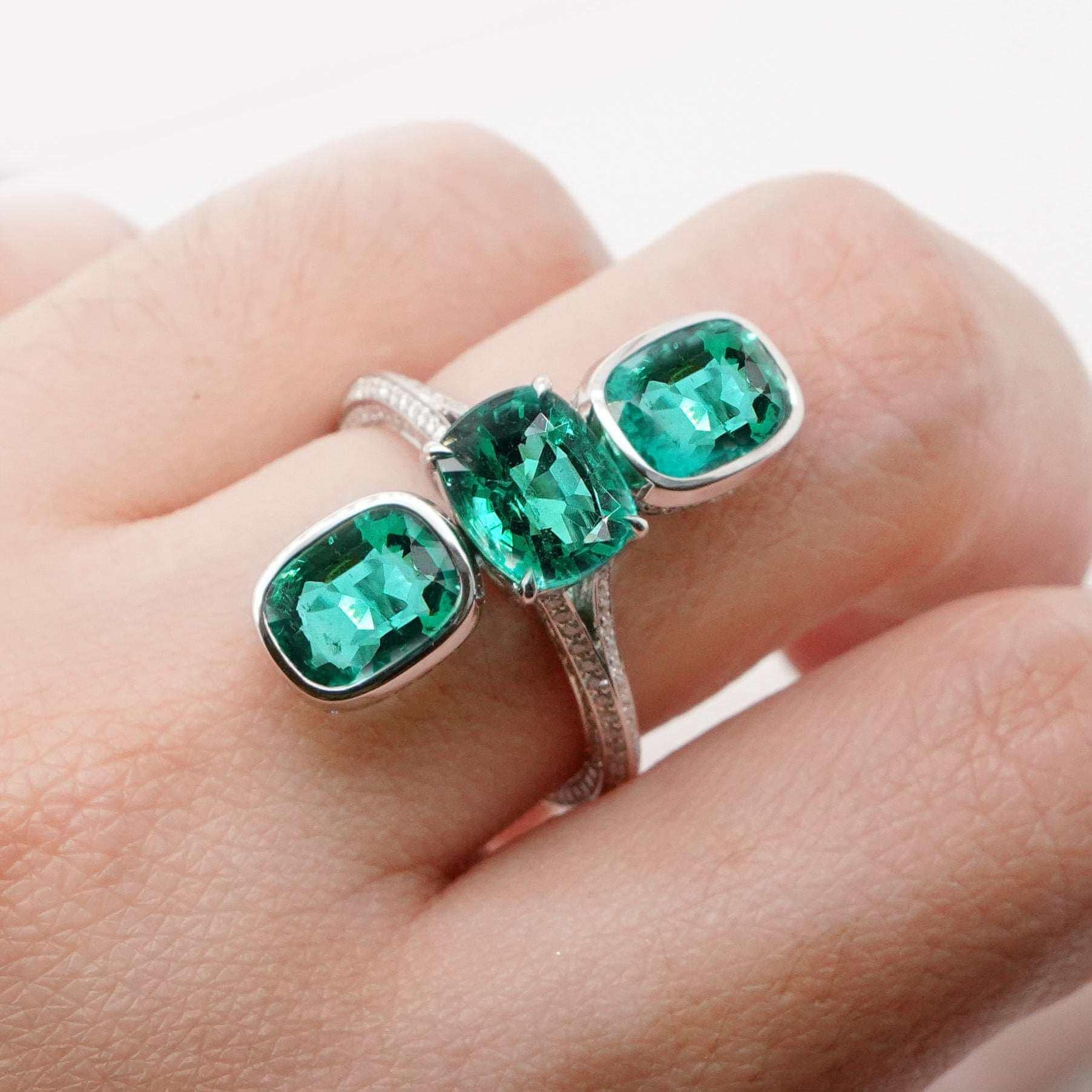 BENJAMIN FINE JEWELRY 1.41 cts Trio Cushion Emerald 18K Ring In New Condition For Sale In New York, NY