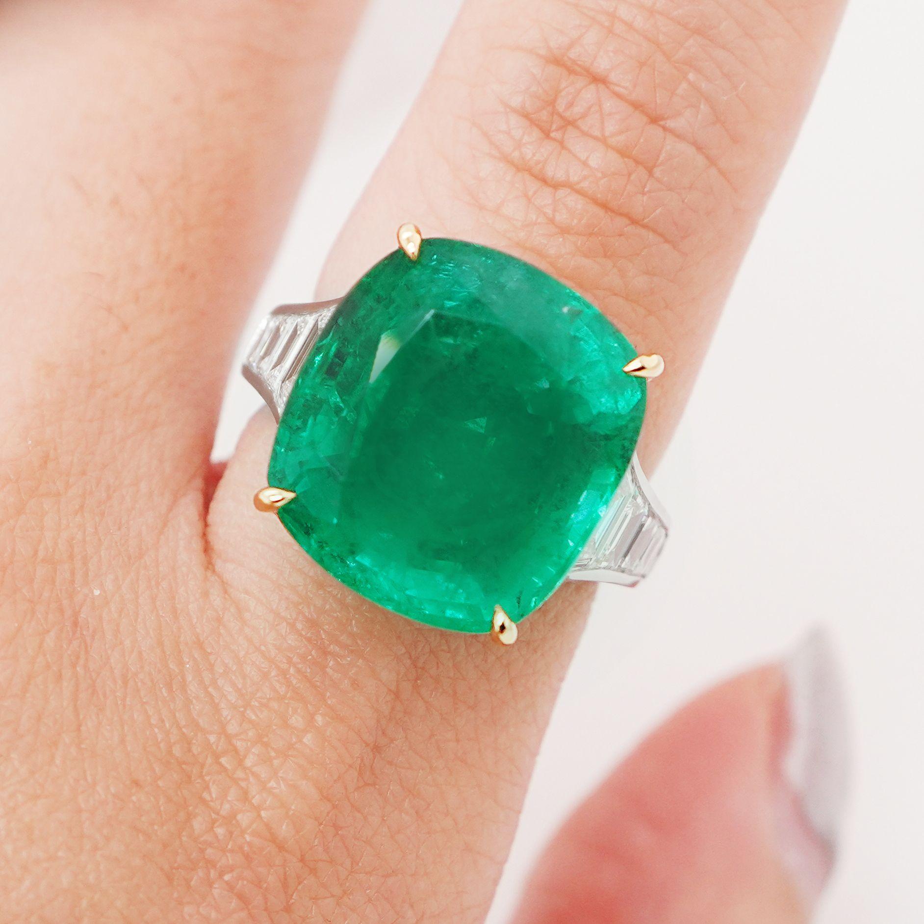 BENJAMIN FINE JEWELRY 15.26 cts  Emerald with Diamond 18K Ring In New Condition For Sale In New York, NY