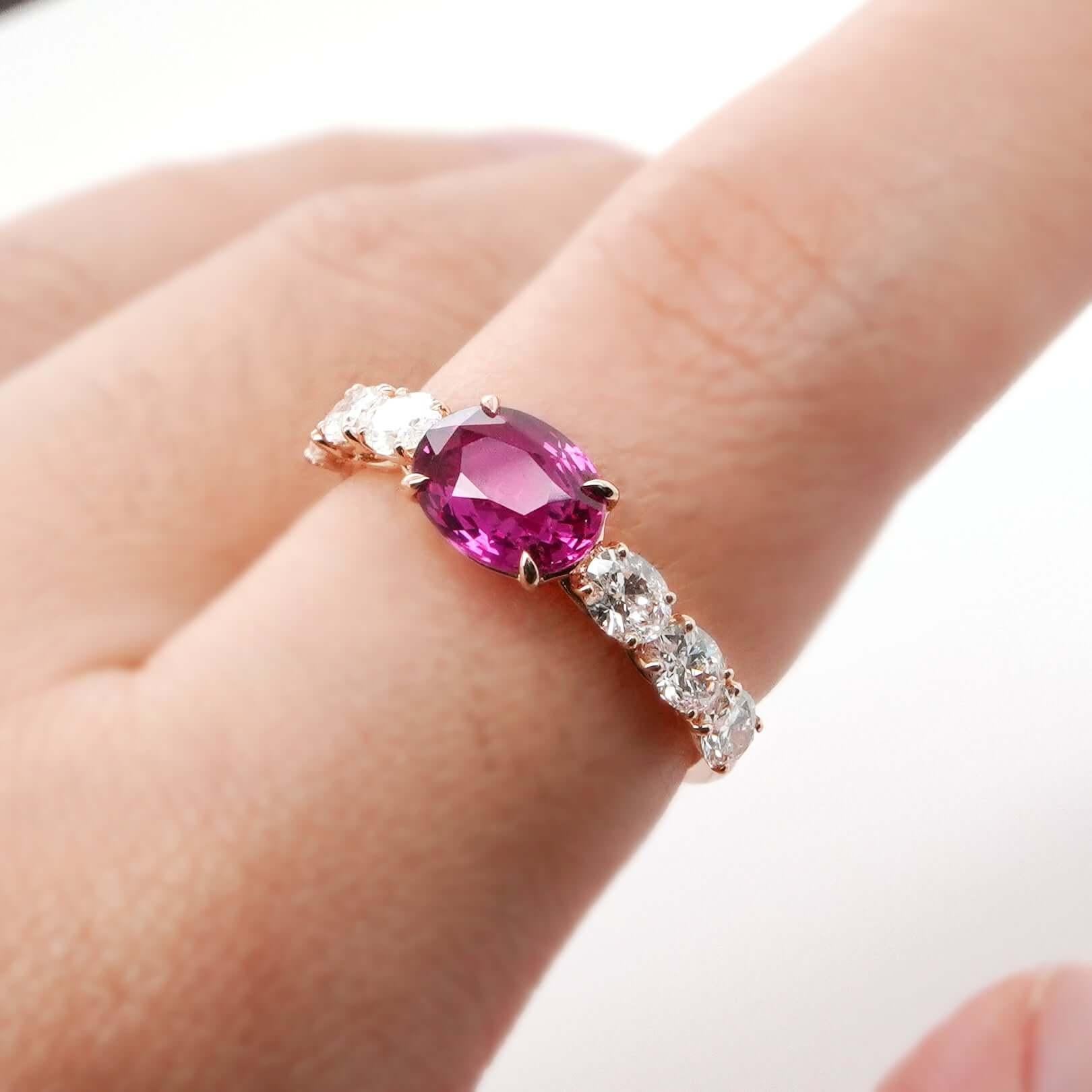 Taille ovale BENJAMIN FINE JEWELRY, bague 18 carats avec rubis 1,56 carat et diamant ovale en vente