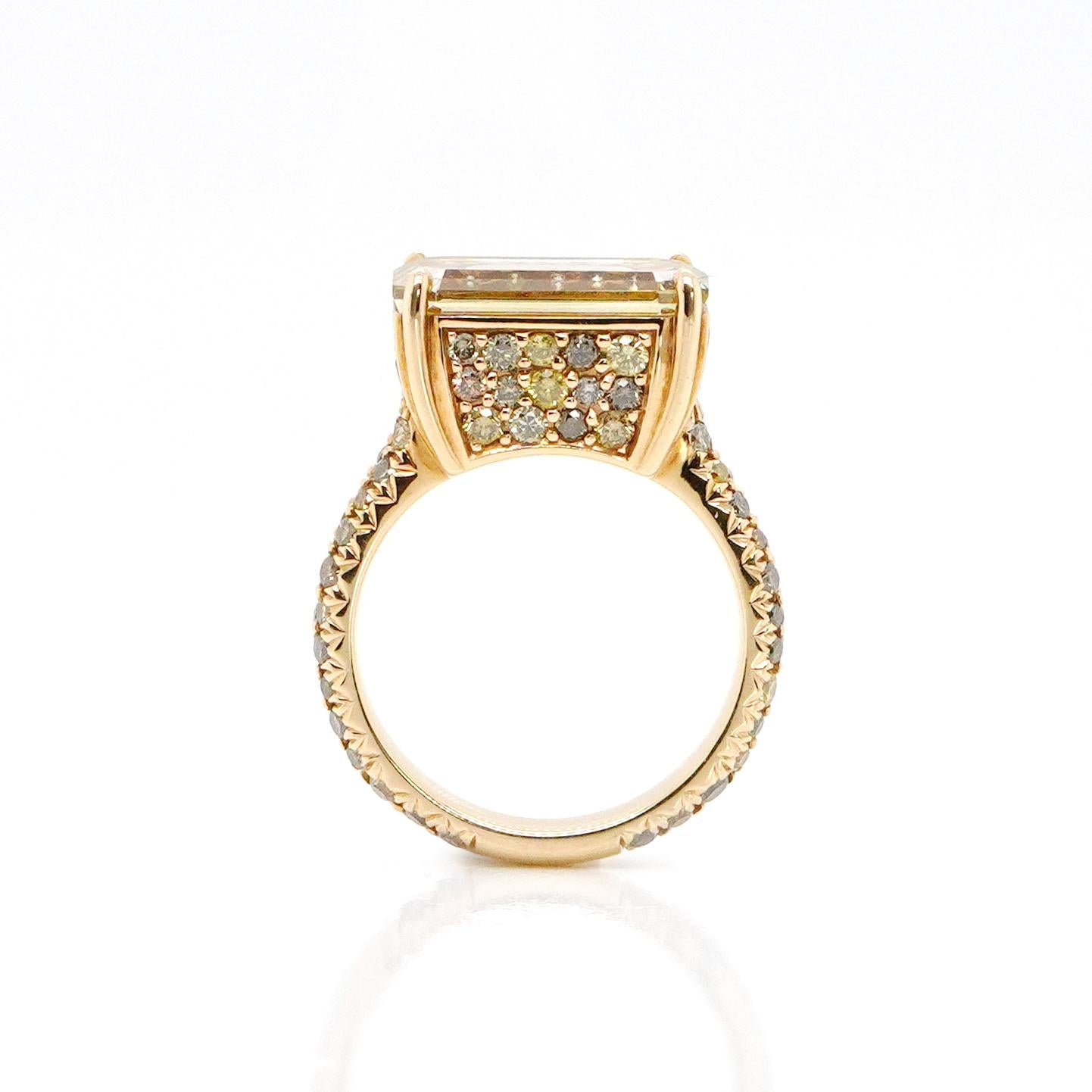 Modern BENJAMIN FINE JEWELRY 3.01 cts Emerald cut Fancy Diamond 18K Ring For Sale