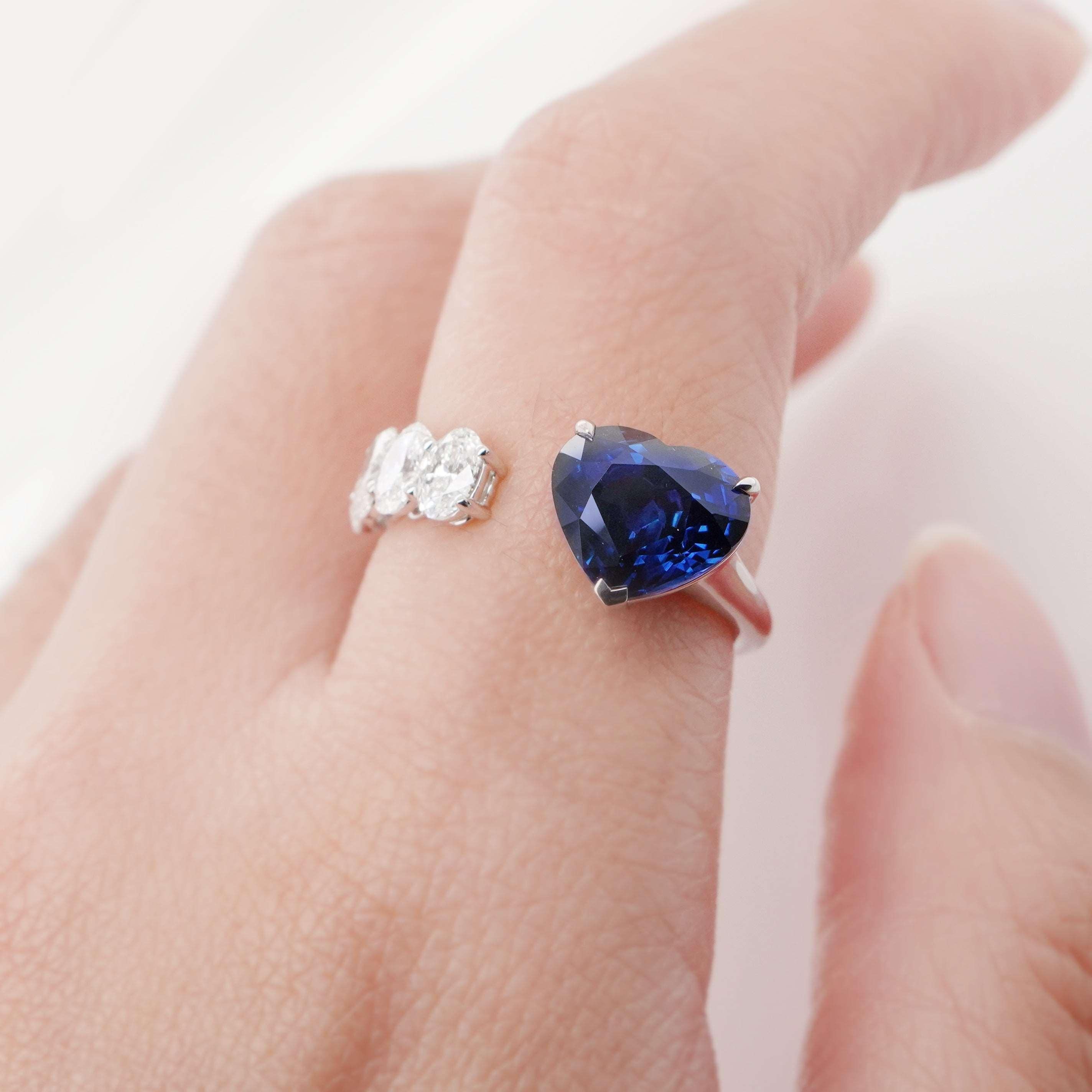Taille cœur BENJAMIN FINE JEWELRY Bague 18 carats saphir bleu 3,14 carats avec diamants en vente