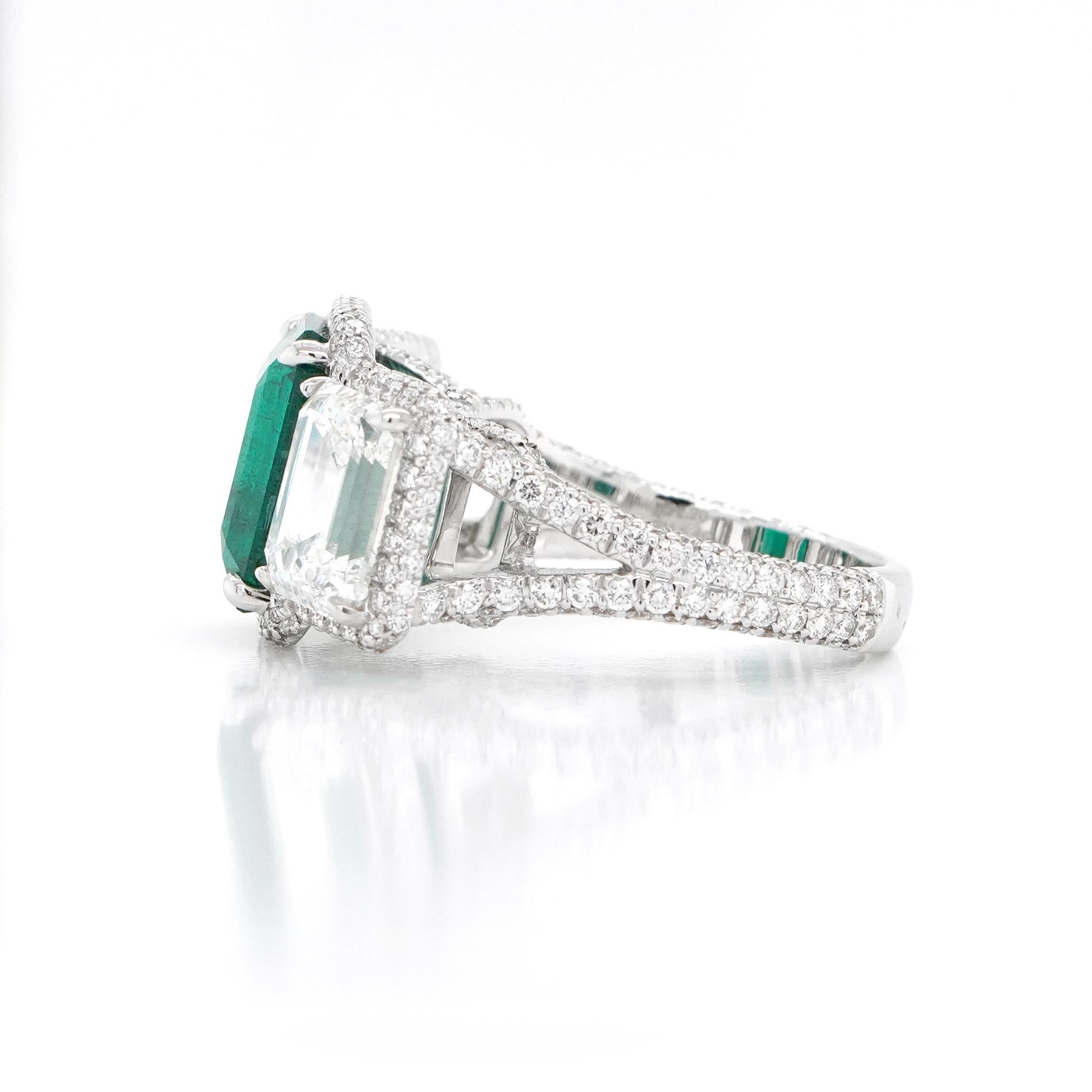 Taille octogone BENJAMIN FINE JEWELRY, bague 18 carats avec émeraude 5,45 carats et diamants en vente