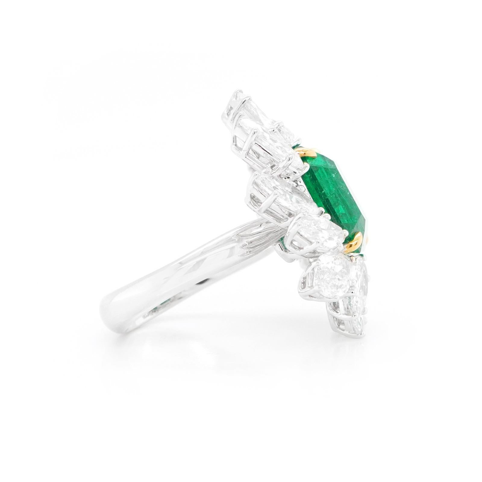 Modern BENJAMIN FINE JEWELRY 5.96 cts GRS Minor Oil Colombian Emerald 18K Ring For Sale