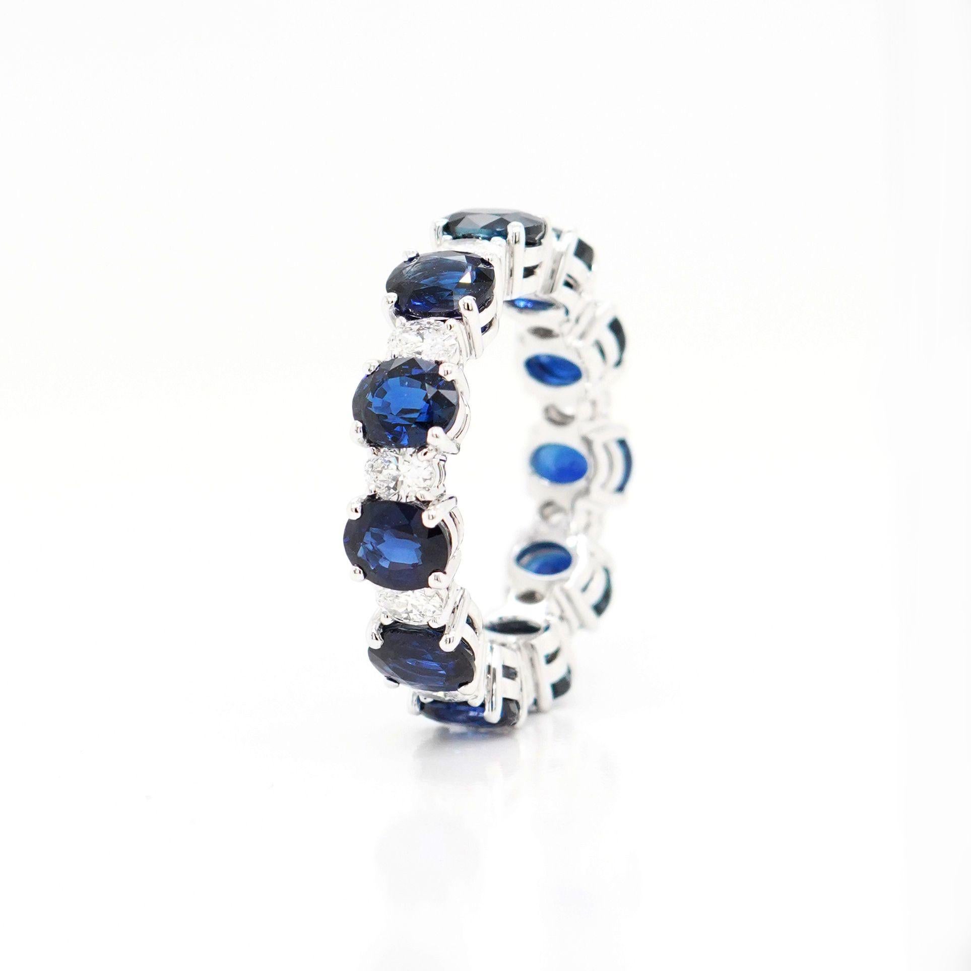 Moderne BENJAMIN FINE JEWELRY, bague d'éternité 18 carats avec saphir bleu ovale 6,05 carats en vente