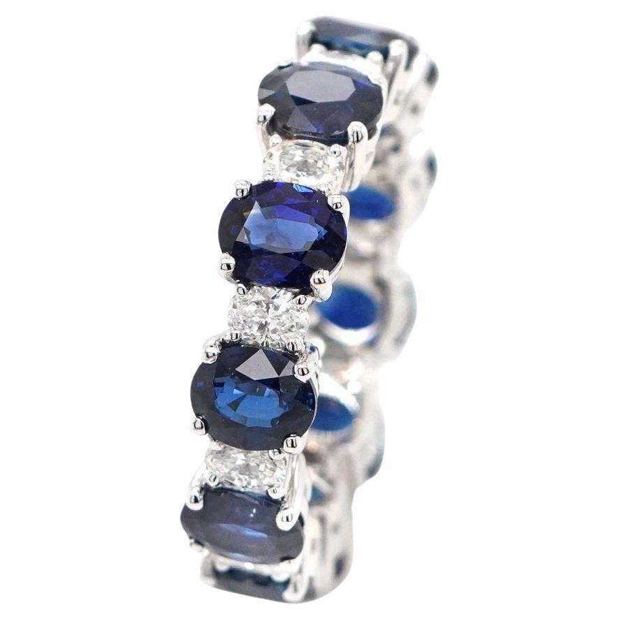 BENJAMIN FINE JEWELRY, bague d'éternité 18 carats avec saphir bleu ovale 6,05 carats en vente