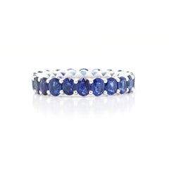 BENJAMIN FINE JEWELRY Eternity-Ring mit 6,41 Karat ovalem blauem Saphir 18K