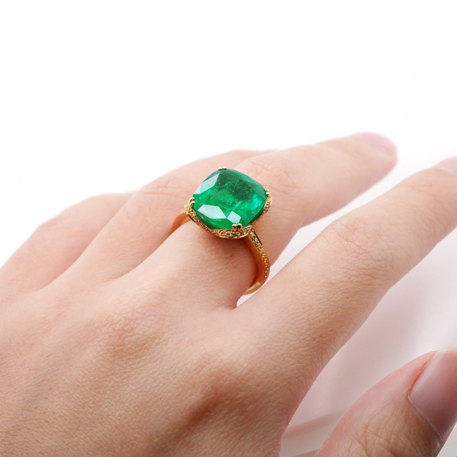 BENJAMIN FINE JEWELRY 6.78 cts Minor Oil Colombian Emerald 18K Ring In New Condition For Sale In New York, NY