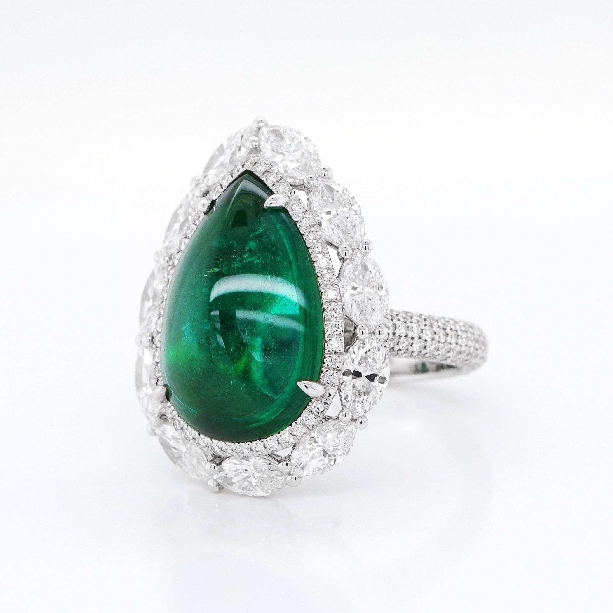 BENJAMIN FINE JEWELRY 8,44 Karat Smaragd mit Diamantring aus 18 Karat (Moderne) im Angebot