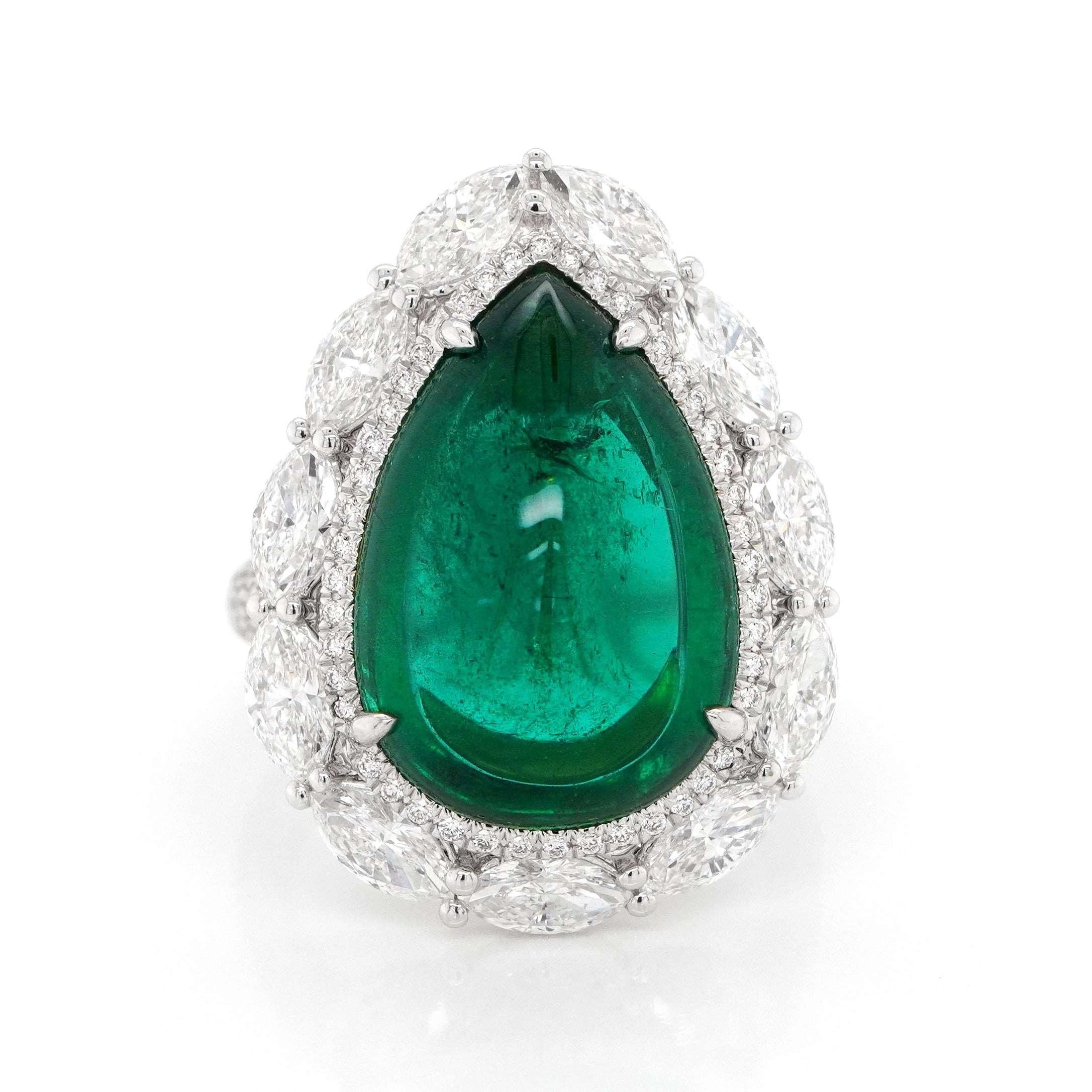 BENJAMIN FINE JEWELRY 8,44 Karat Smaragd mit Diamantring aus 18 Karat (Tropfenschliff) im Angebot