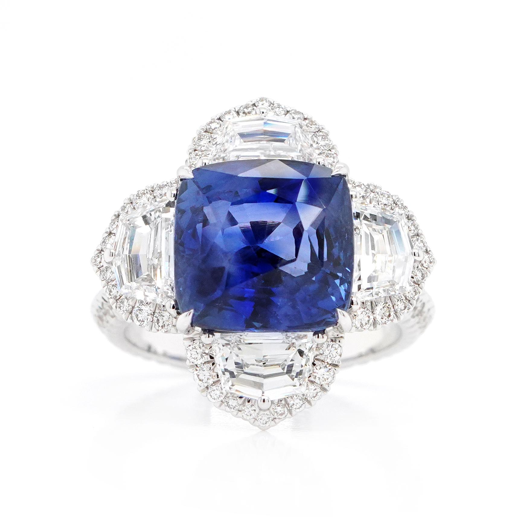 BENJAMIN FINE JEWELRY 8,56 Karat blauer Saphir mit Diamantring aus 18 Karat (Moderne) im Angebot