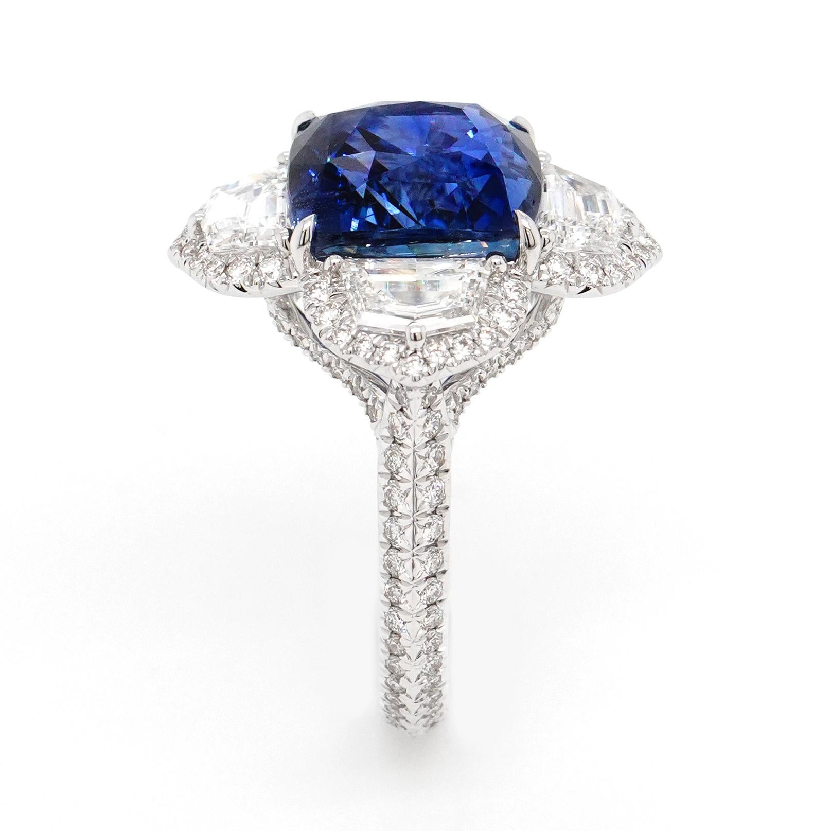 BENJAMIN FINE JEWELRY 8,56 Karat blauer Saphir mit Diamantring aus 18 Karat (Kissenschliff) im Angebot