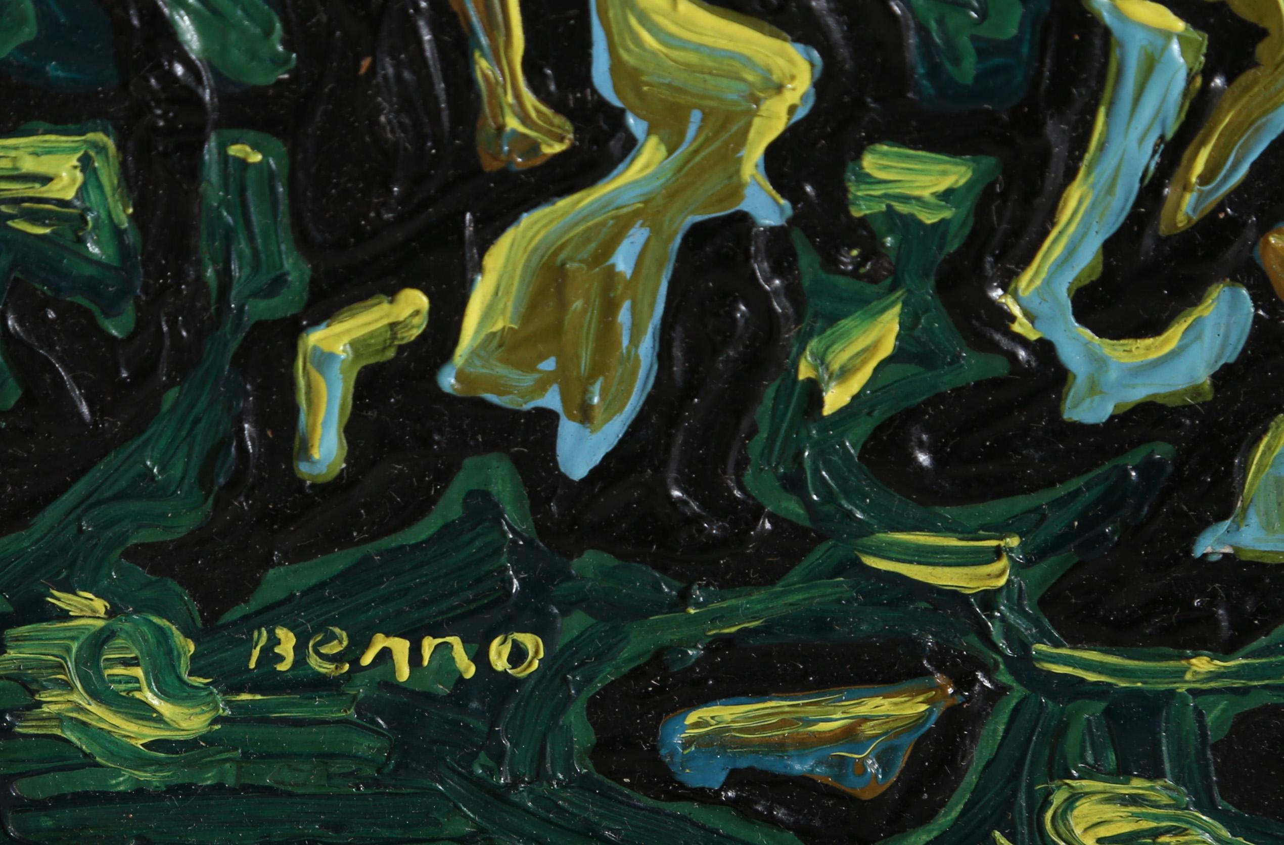 Vor einem tiefgrünen Hintergrund aus Farbschichten und Wellenlinien zeigt Benjamin Bennos strukturierte Komposition eine Reihe von nicht identifizierbaren Figuren unterschiedlicher Größe und Form. Dieses dimensionale abstrakte Werk veranschaulicht