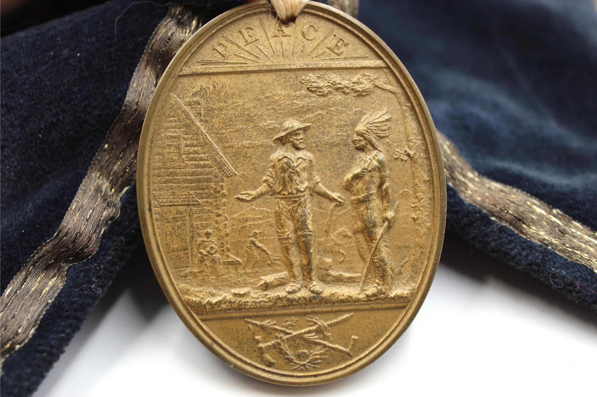 Benjamin Harrison, médaille de paix indienne sur collier de présentation, 1889 en vente 3