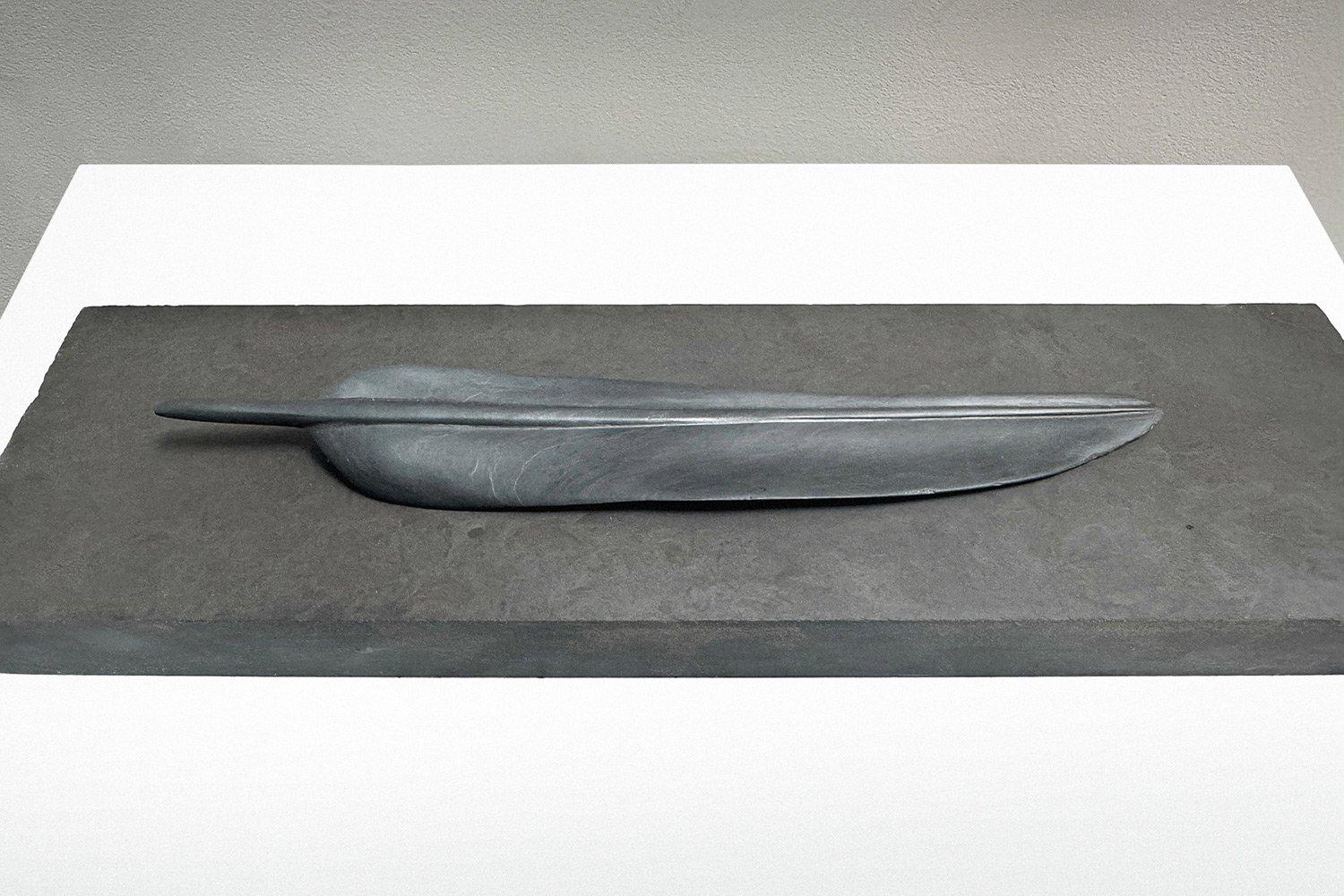 Pluma - Pizarra tallada, fieltro