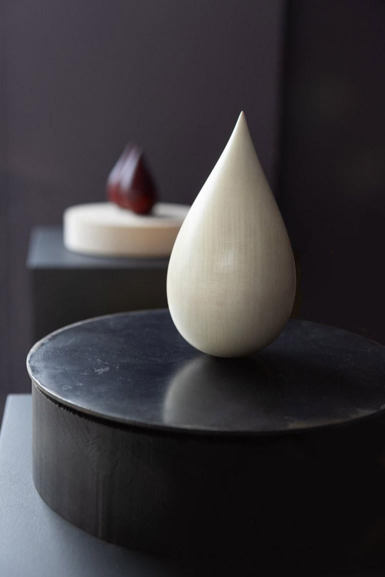 Whiting Drop - Legno di tiglio intagliato, zavorra interna in piombo - Sculpture di Benjamin Heller