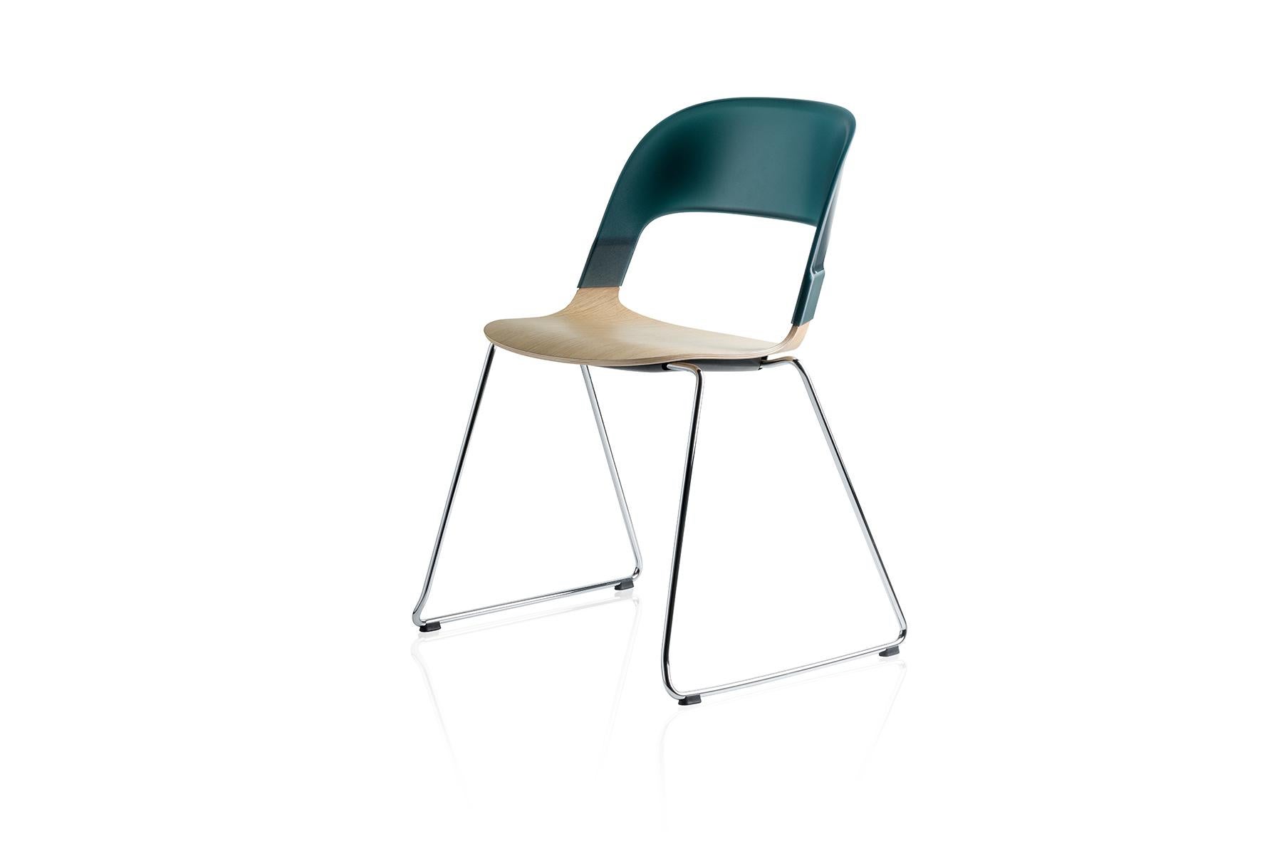 Avec Pair de Benjamin Hubert, nous présentons un design unique associé à des possibilités illimitées. Pair est une chaise empilable et se présente dans un mélange de placage et de plastique qui la différencie des chaises empilables existantes dans
