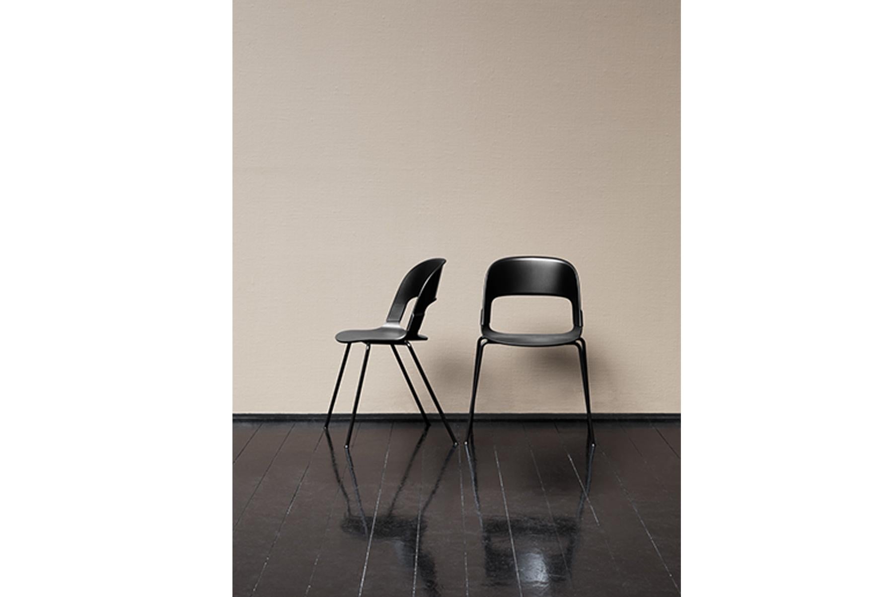Der Stuhl PAIR ist eine Geschichte von Materialien, Texturen, Licht und Farbe. Sie können die verschiedenen Elemente individuell gestalten und die verschiedenen Farben und Materialien mischen und kombinieren. Dadurch ergeben sich unendlich viele