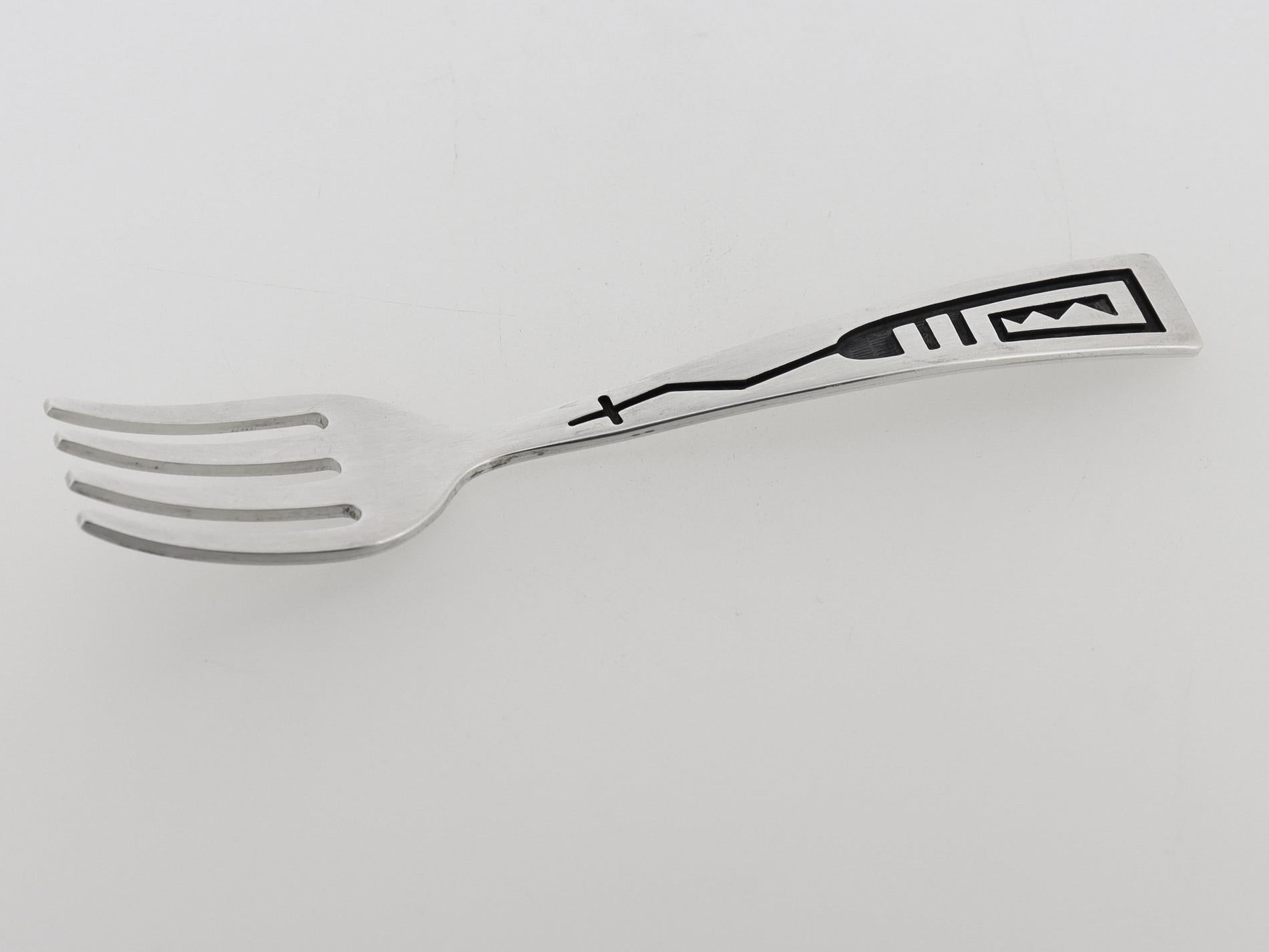 Un tenedor pequeño de plata de los nativos americanos, fino y firmado.

Por el platero Hopi, Benjamin Mansfield.

En plata de ley.

Con decoración geométrica negra incrustada en el mango.

Marcado en el reverso para Sterling / una marca Hopi