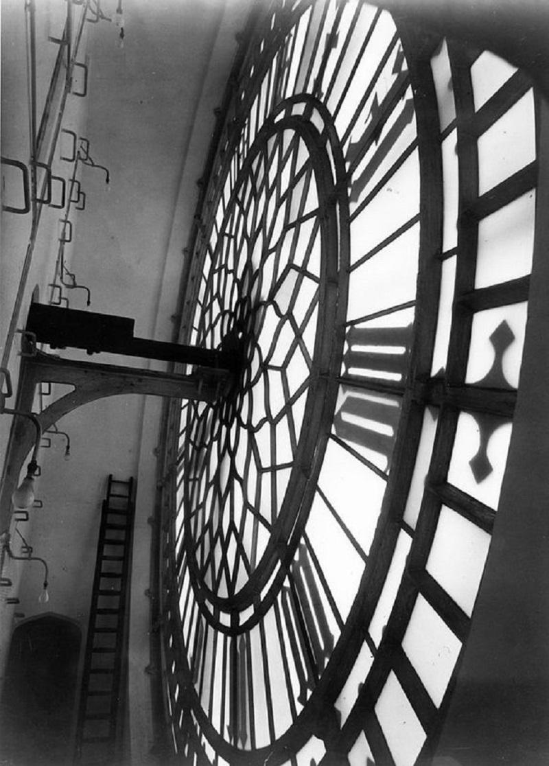 "Dentro de San Esteban" por Benjamin Stone

hacia 1925: Interior de la Torre de San Esteban, en el palacio de Westminster, donde se ve la esfera del reloj del Big Ben, de 6 metros de diámetro, que debe su nombre a la campana que pesa 13,5