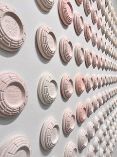 Installazione di scultura da parete "Flag 231", pastello astratto contemporaneo, con piccione in argilla