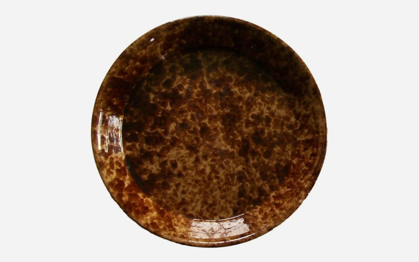 BENNINGTON POTTERY - Ancien plat à tarte en spatterware marron - marques d'échafaudage à la base - non signé - Etats-Unis - fin du 19ème siècle.

Etat ancien moyen - rayures - écailles de glaçure et craquelures - pas de restauration - signes d'âge