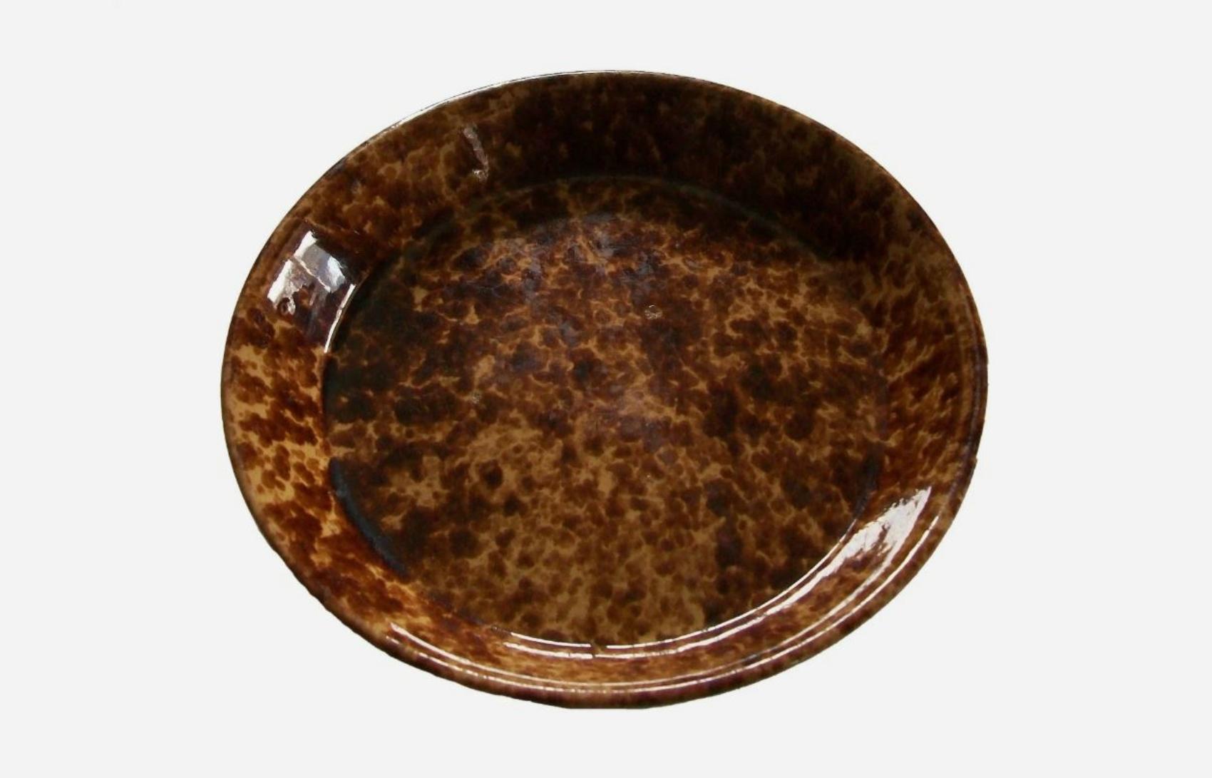 Arts and Crafts BENNINGTON - Assiette à tarte en spathware brun - Non signé - U.S. - Fin du 19e siècle en vente
