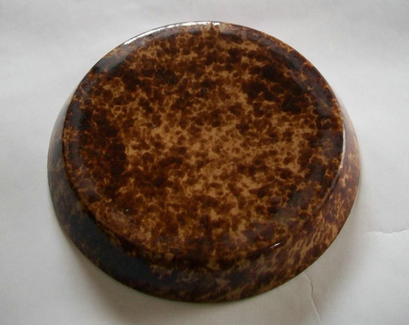 XIXe siècle BENNINGTON - Assiette à tarte en spathware brun - Non signé - U.S. - Fin du 19e siècle en vente