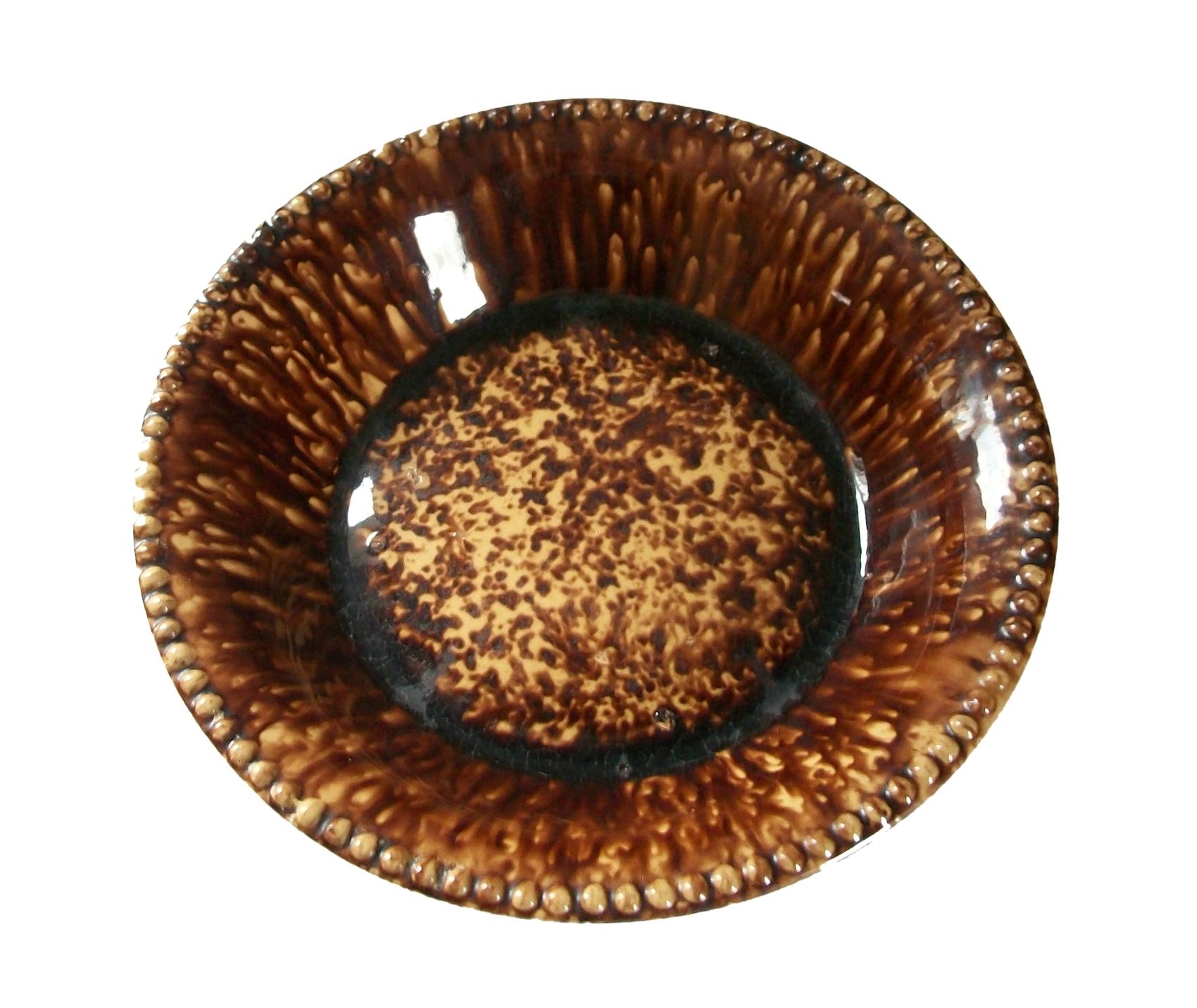 American Craftsman BENNINGTON - Large Brown Spatterware Bowl with Molded Edge - U.S. - 19th Century For Sale
