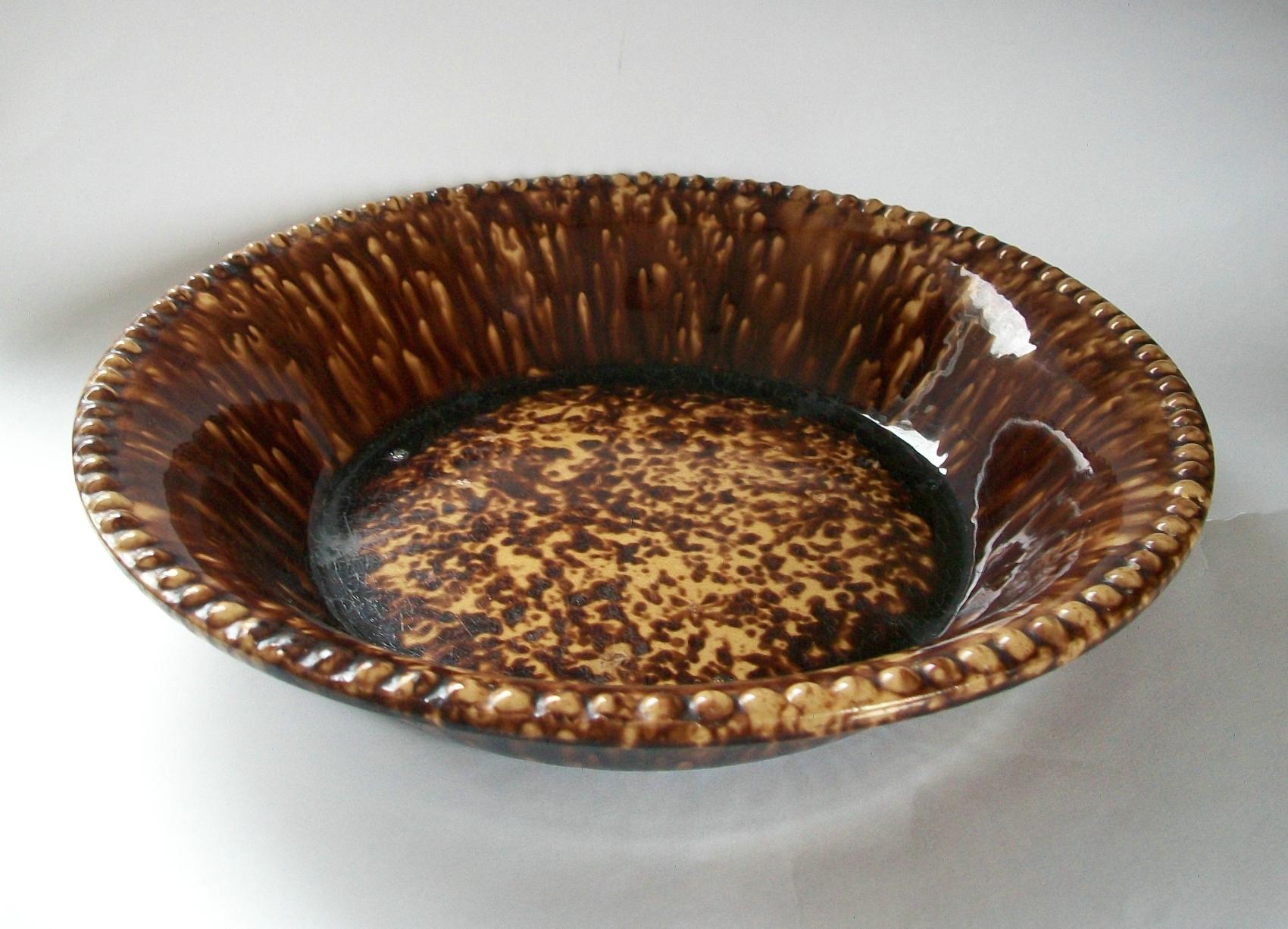 American BENNINGTON - Large Brown Spatterware Bowl with Molded Edge - U.S. - 19th Century For Sale