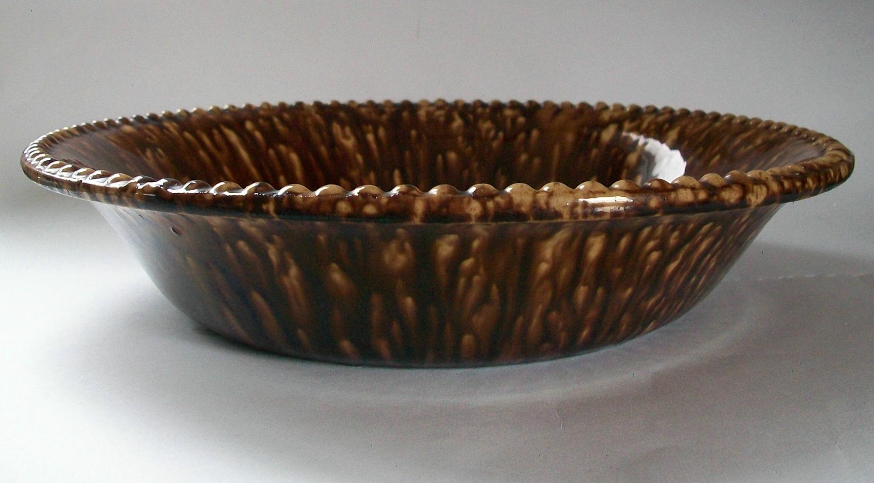 Glazed BENNINGTON - Large Brown Spatterware Bowl with Molded Edge - U.S. - 19th Century For Sale