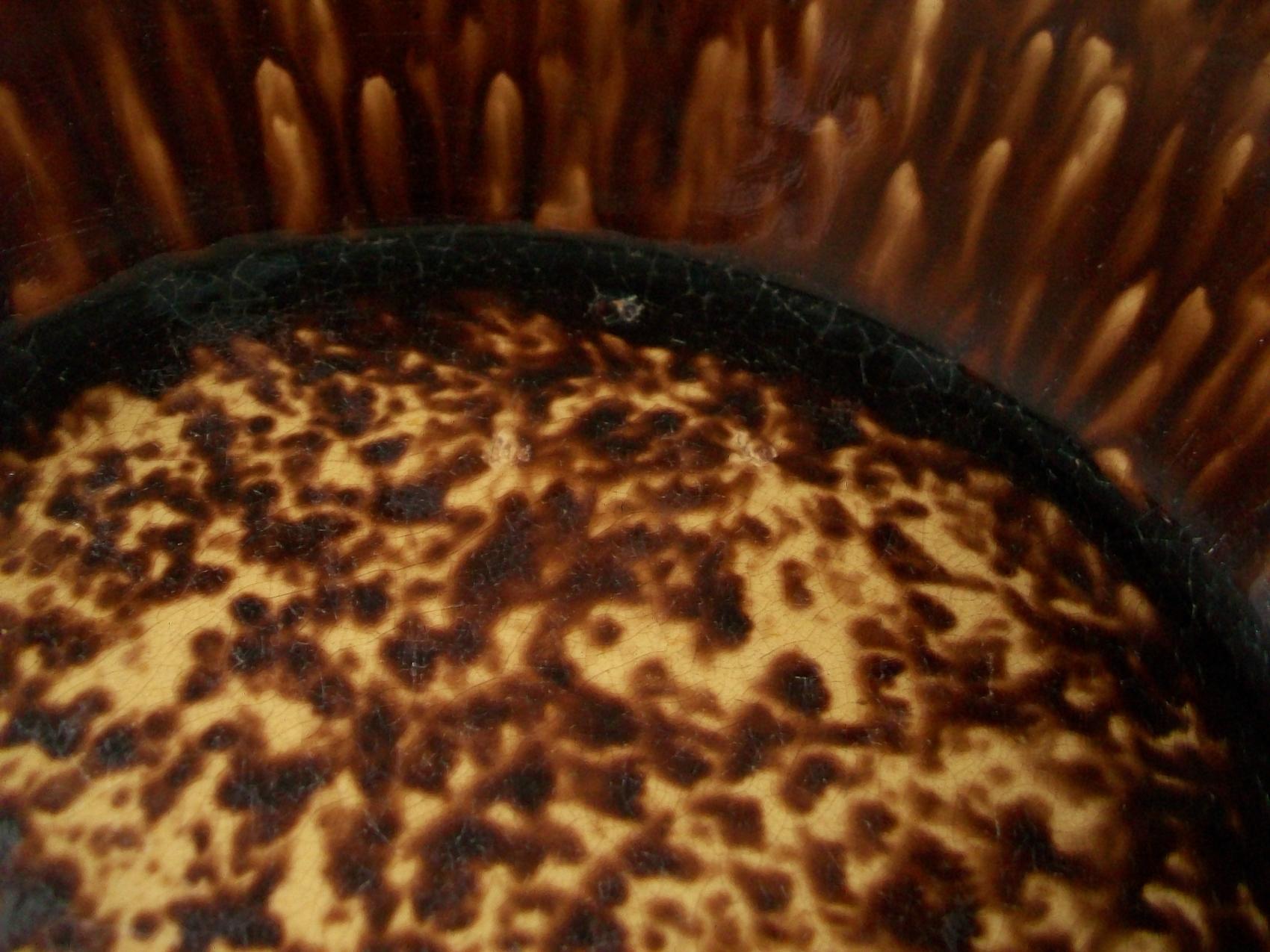 Ceramic BENNINGTON - Large Brown Spatterware Bowl with Molded Edge - U.S. - 19th Century For Sale