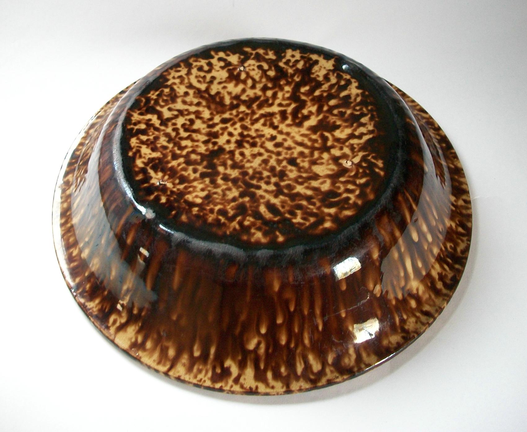 BENNINGTON - Large Brown Spatterware Bowl with Molded Edge - U.S. - 19th Century For Sale 3
