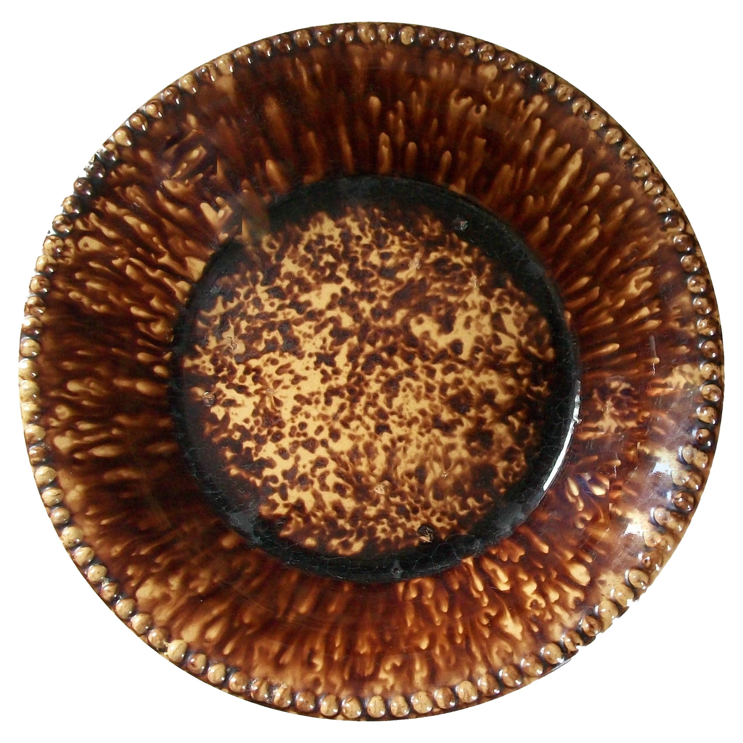 BENNINGTON - Large Brown Spatterware Bowl with Molded Edge - U.S. - 19th Century For Sale