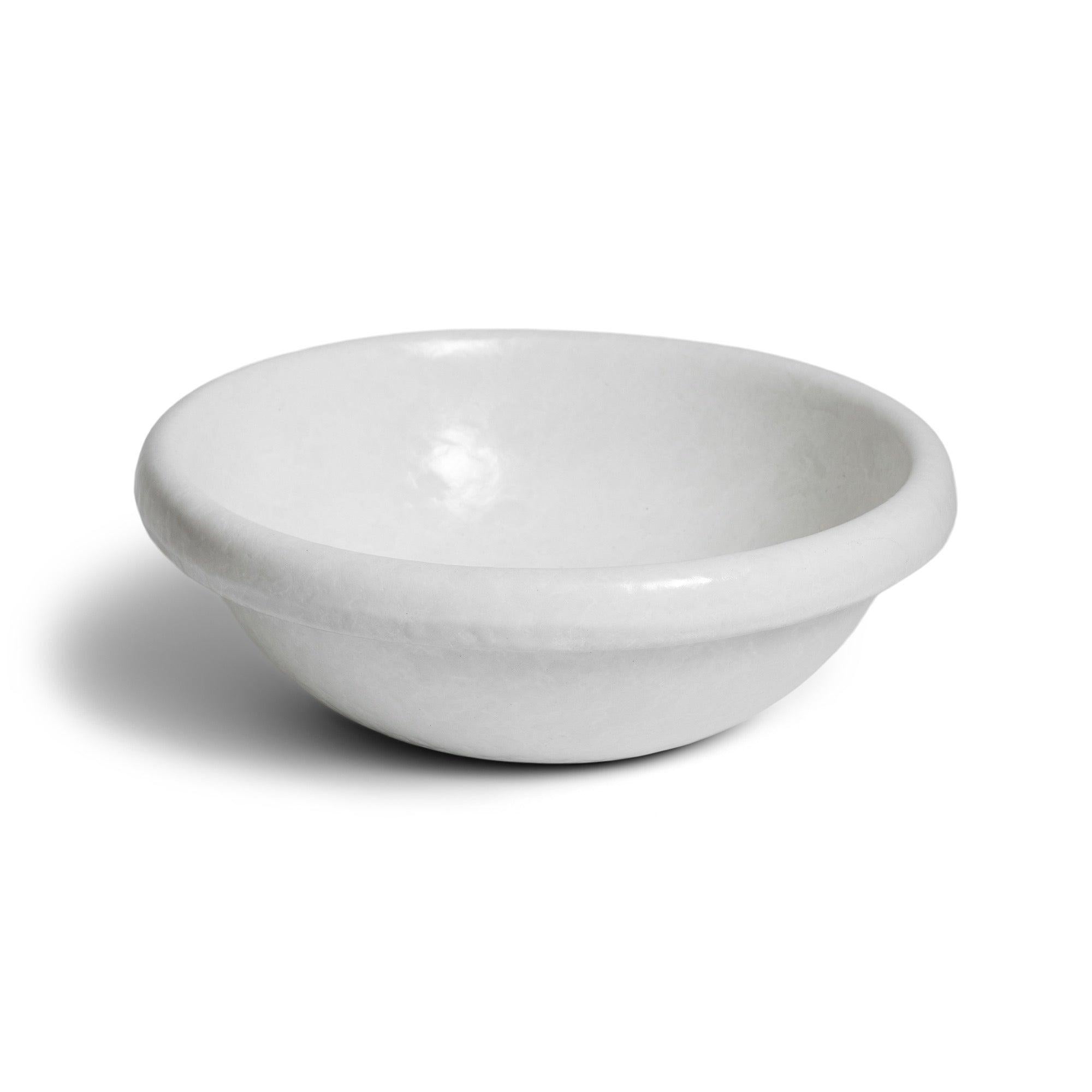 Un bol à fruits et légumes en céramique.