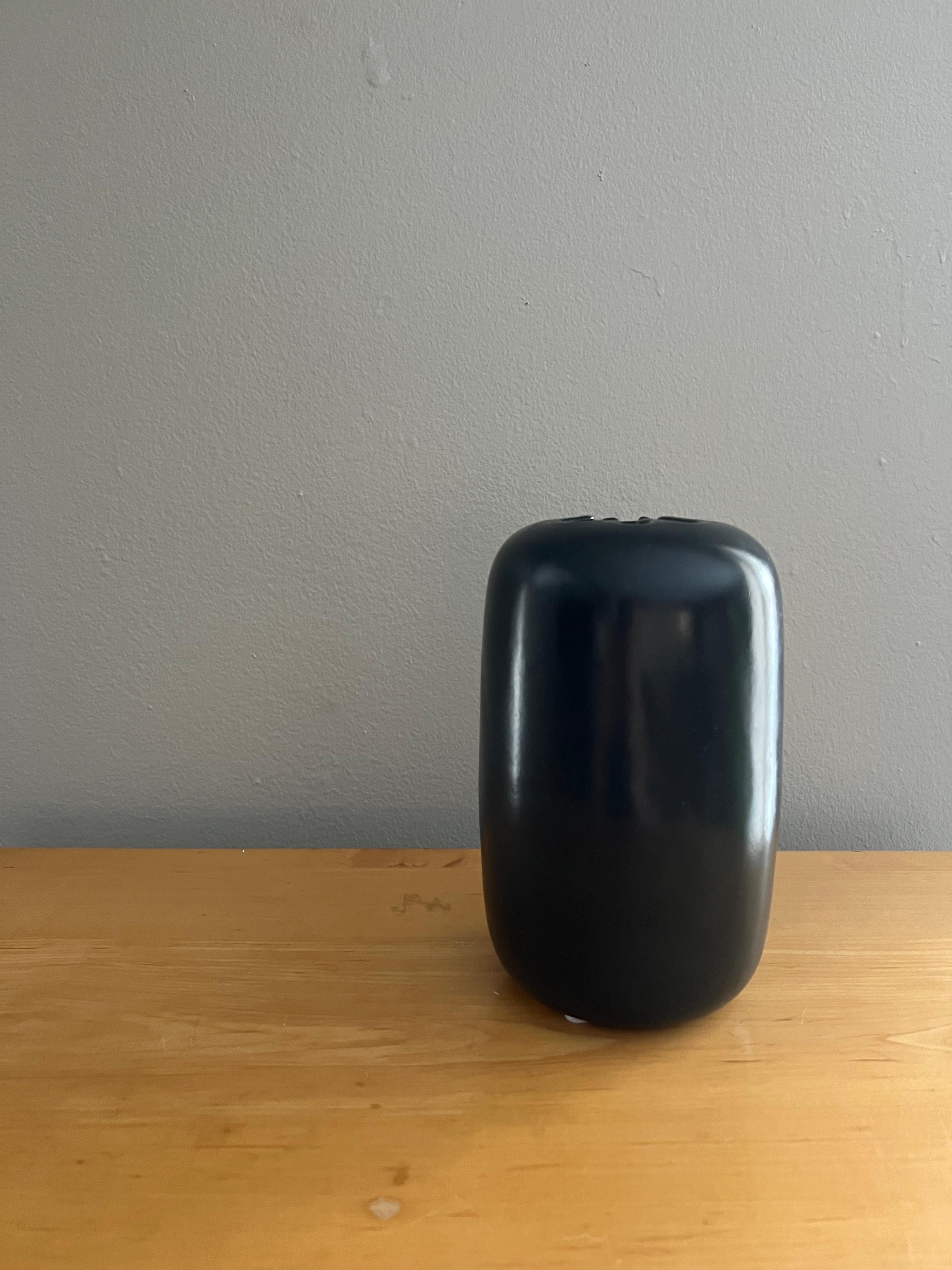 Vaso a due toni, nero opaco su nero lucido, di David Gil per Bennington Pottery.

Marcato sul fondo. Difficile da catturare perché non è abbastanza in rilievo per essere leggibile.