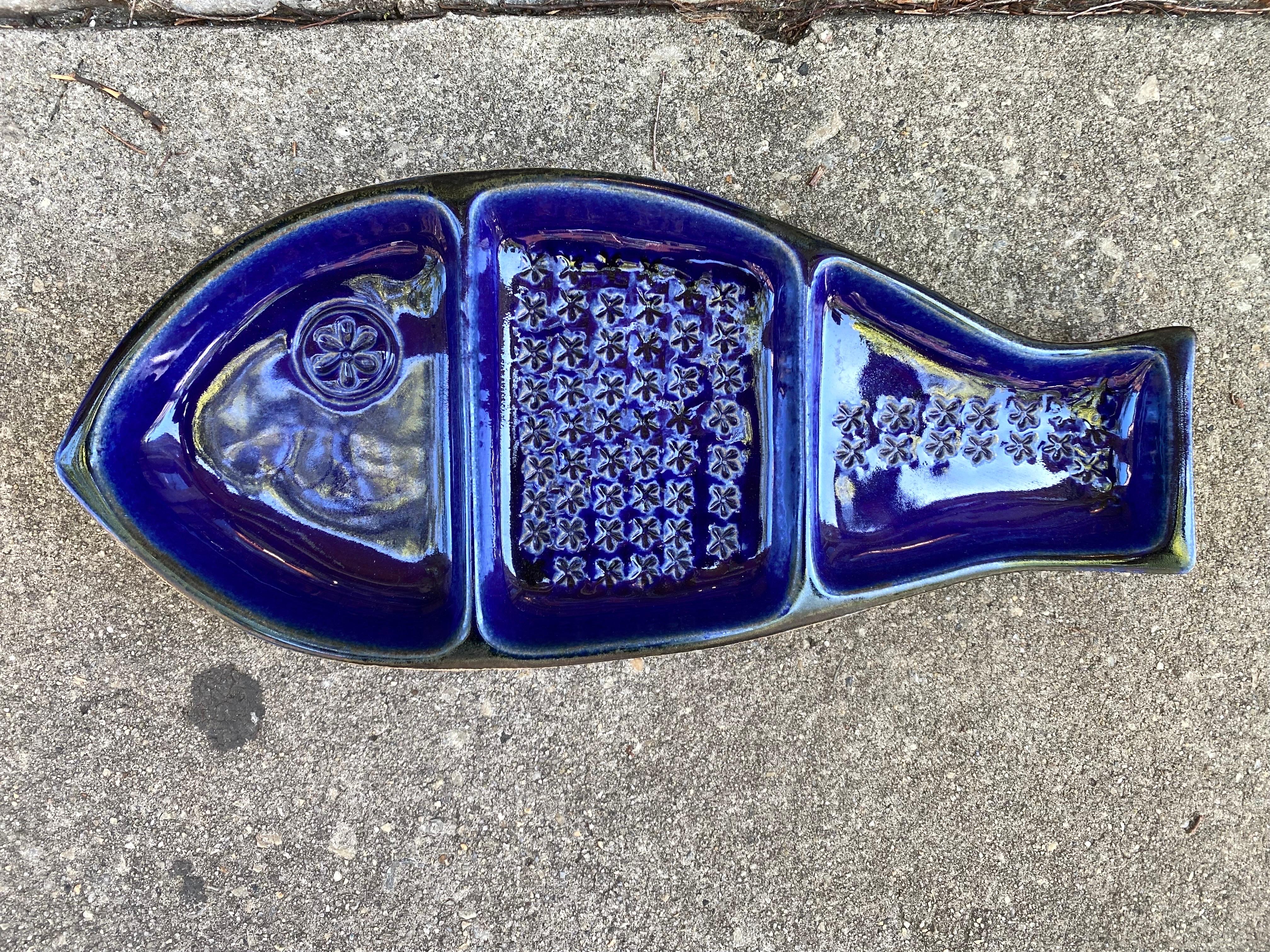 Bennington Pottery Fish Dish Entworfen von David Gil.  Schöne dunkelblaue Glasur!  Ein echter Hingucker und nützlich!  In sehr schönem Originalzustand!