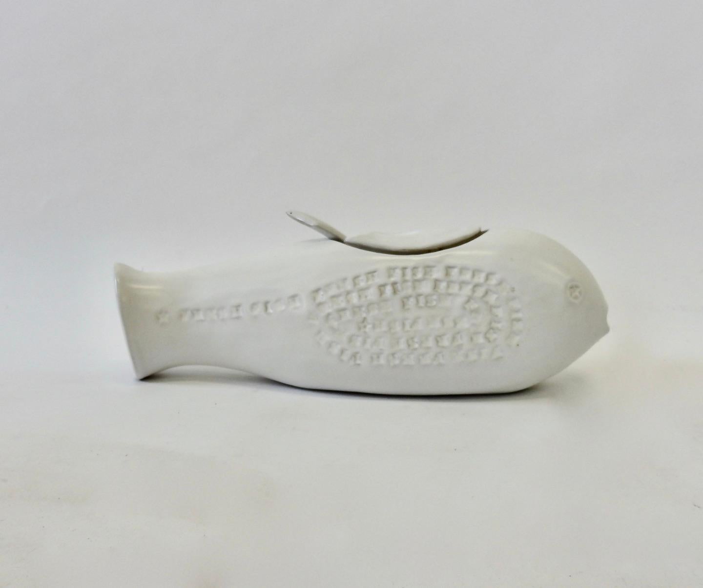 Rare soupière en forme de poisson de la poterie Bennington avec louche originale, le tout en glaçure blanche mate.