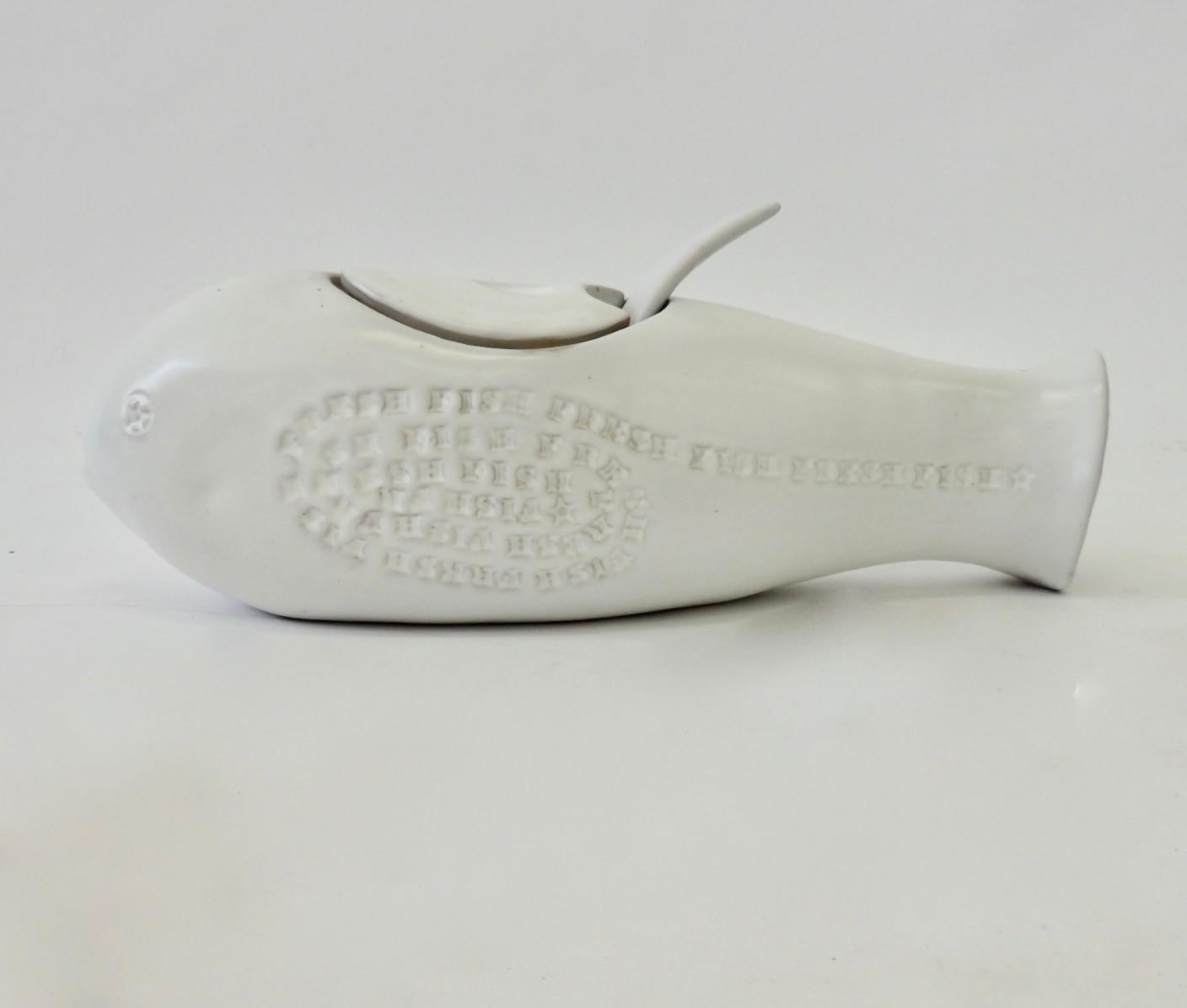 Mid-Century Modern Soupière en forme de poisson avec louche en glaçage blanc mat de la poterie Bennington en vente