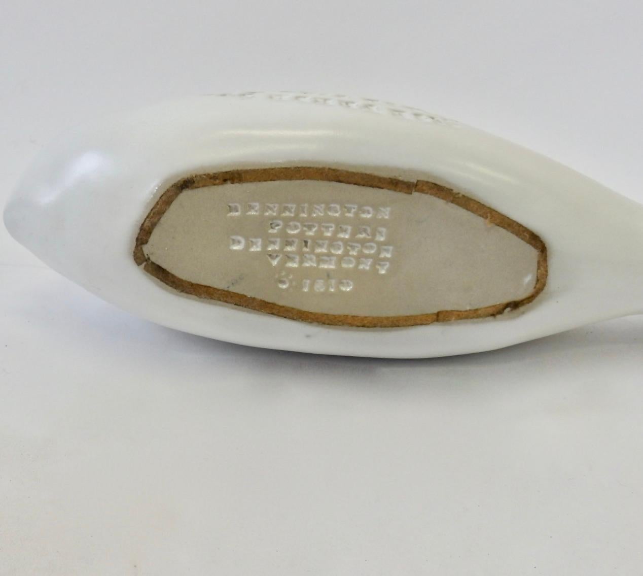 Bennington Pottery Fischförmige Servierschüssel mit Schöpflöffel in mattweißer Glasur im Zustand „Gut“ im Angebot in Ferndale, MI