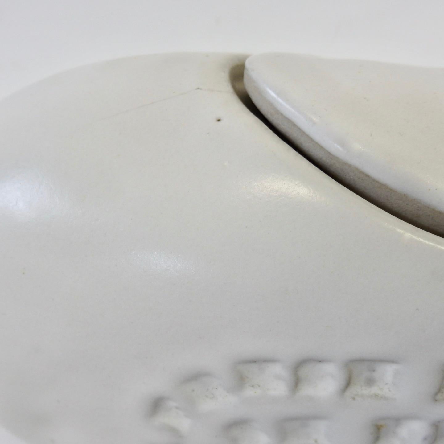 20ième siècle Soupière en forme de poisson avec louche en glaçage blanc mat de la poterie Bennington en vente