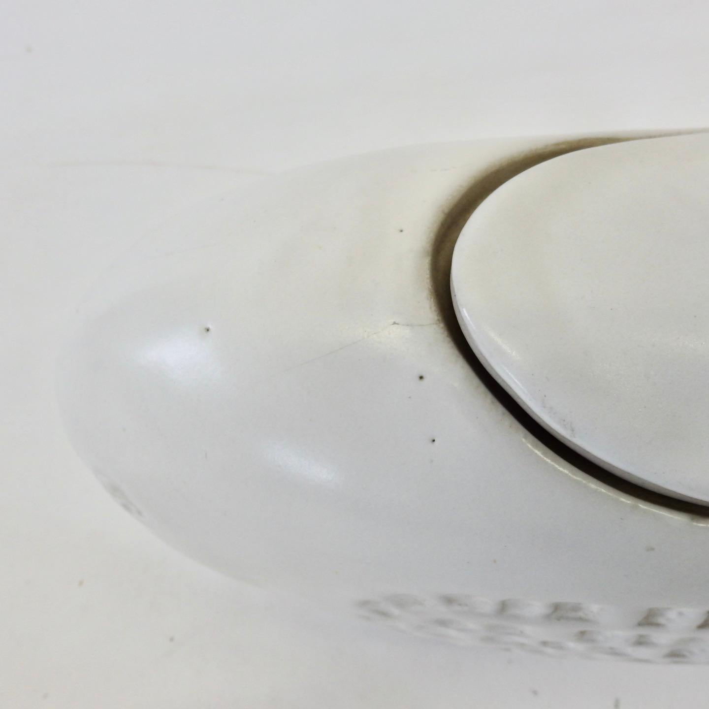 Poteries Soupière en forme de poisson avec louche en glaçage blanc mat de la poterie Bennington en vente