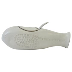 Soupière en forme de poisson avec louche en glaçage blanc mat de la poterie Bennington