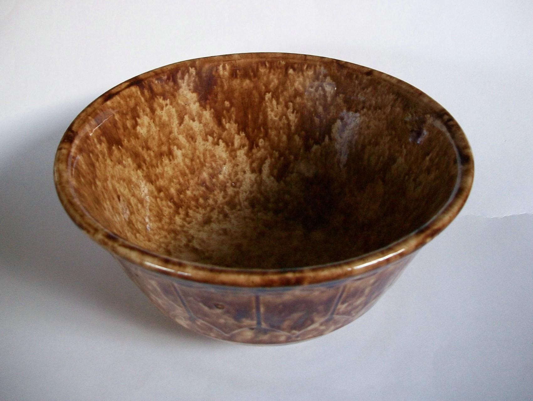 Bennington Typ Brown Spatterware Schale mit geformten Rändern - U.S.A. - 19. (Arts and Crafts) im Angebot