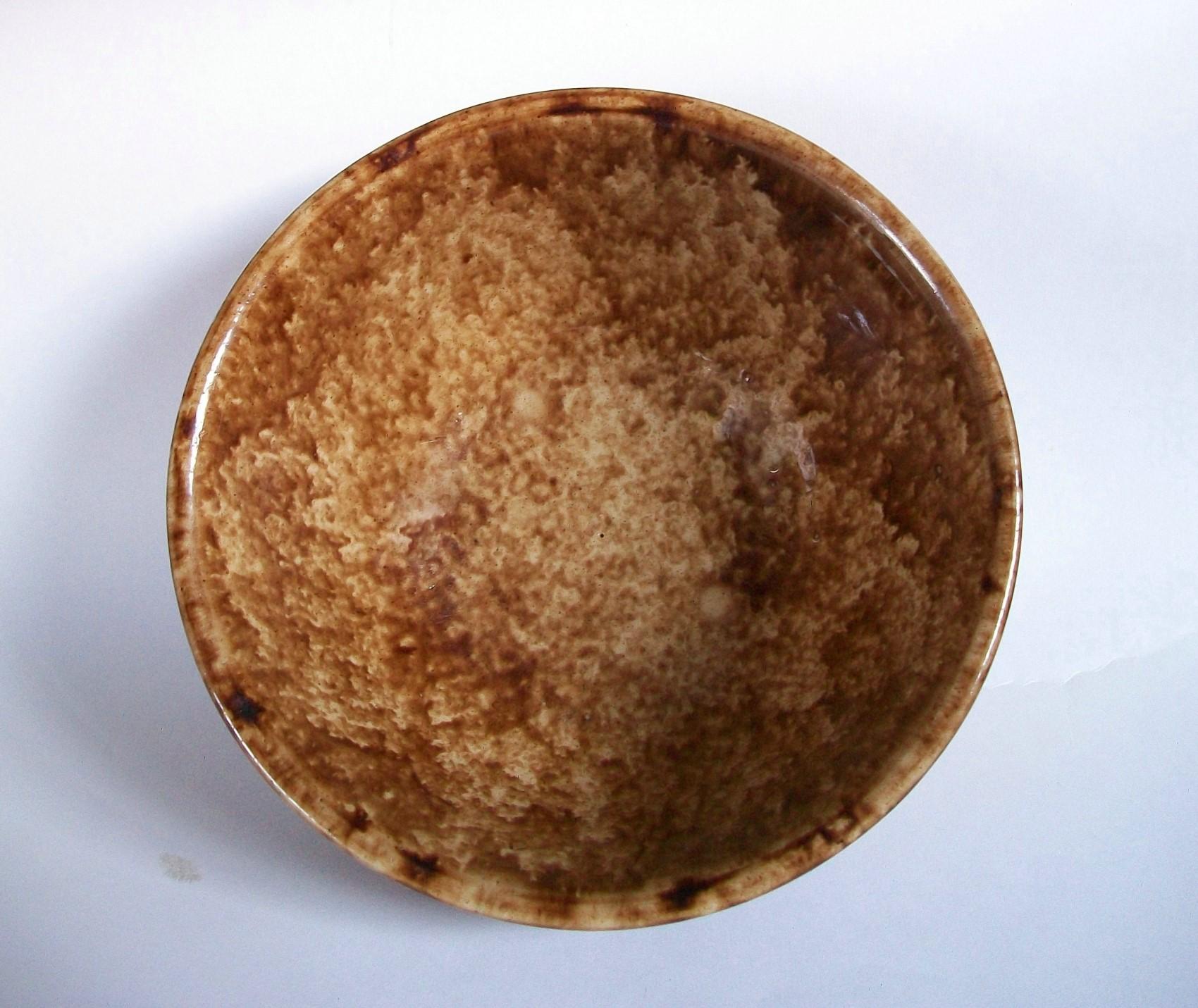 Arts and Crafts Bennington Type Brown Spatterware Bowl with Molded Sides, U.S.A., 19th Century For Sale