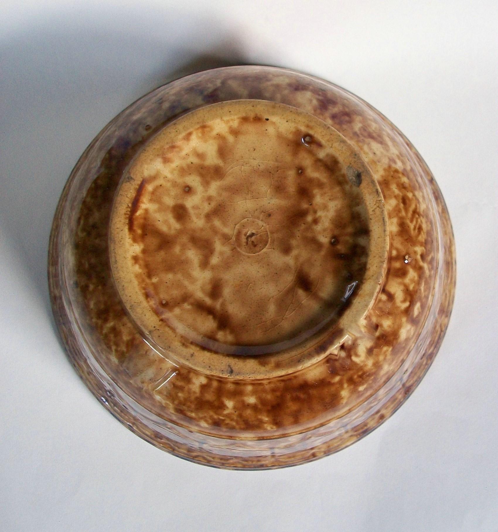 Ceramic Bennington Type Brown Spatterware Bowl with Molded Sides, U.S.A., 19th Century For Sale